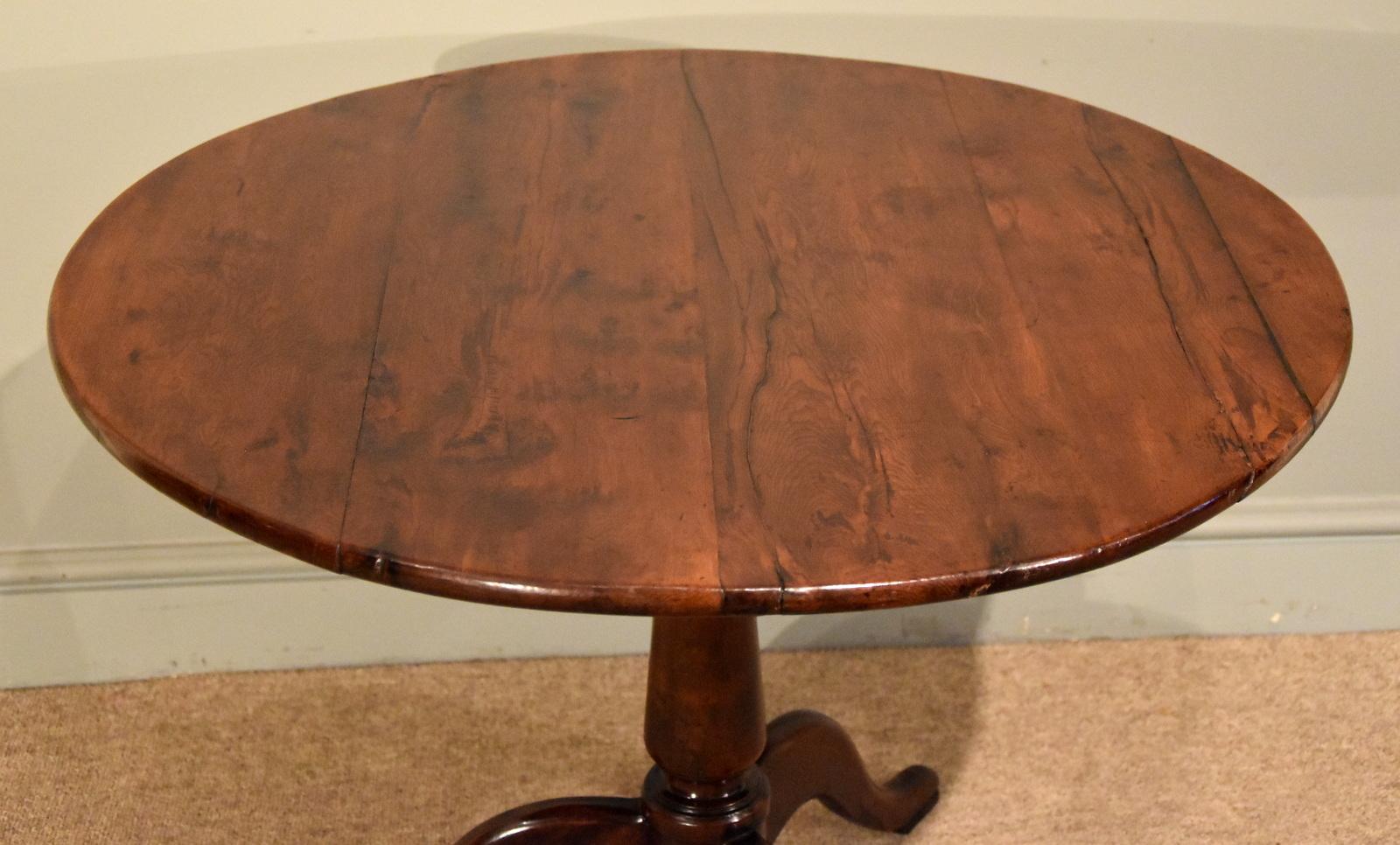  18th Century, Yew Wood circular Tripod Table  In Good Condition For Sale In Wiltshire, GB