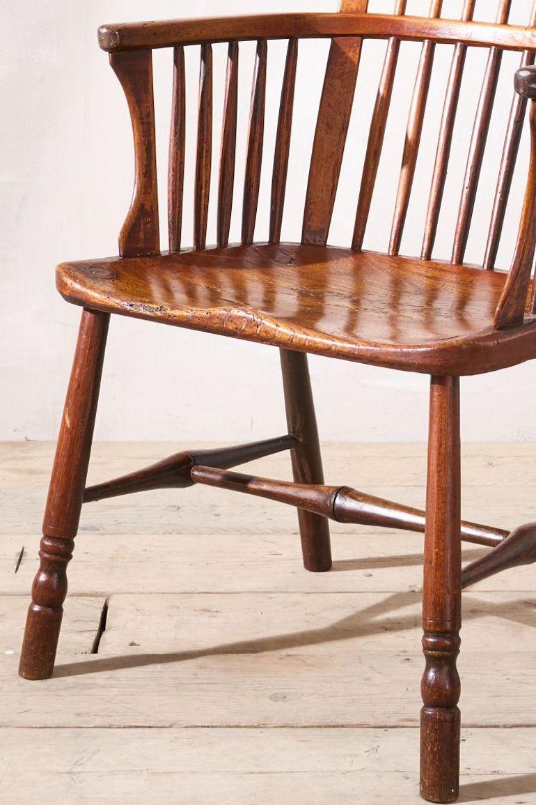 Si tratta di un'eccezionale sedia Windsor con schienale a pettine della fine del XVIII secolo, realizzata in legno di tasso. Il colore e il design lo rendono estremamente attraente. Anche lo stato di conservazione è molto buono, senza difetti di
