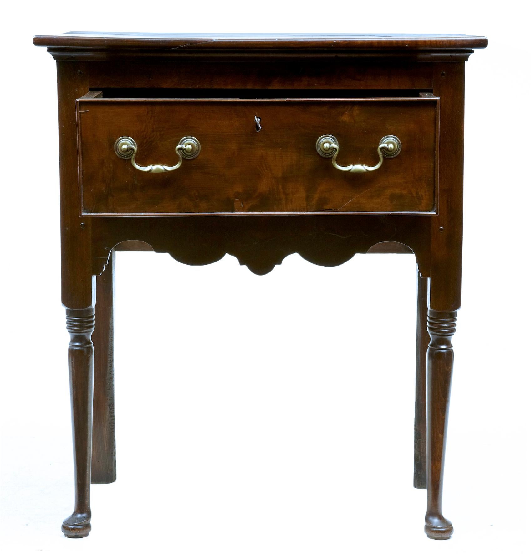 18th century yew wood small dresser, circa 1780.

Rare small dresser side table, made from yew wood. Over sailing top with a single deep drawer fitted with brass swan neck handles. Shaped frieze leading to turned front legs standing on a pad foot.