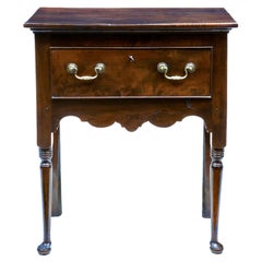 Petite commode en bois d'if du XVIIIe siècle