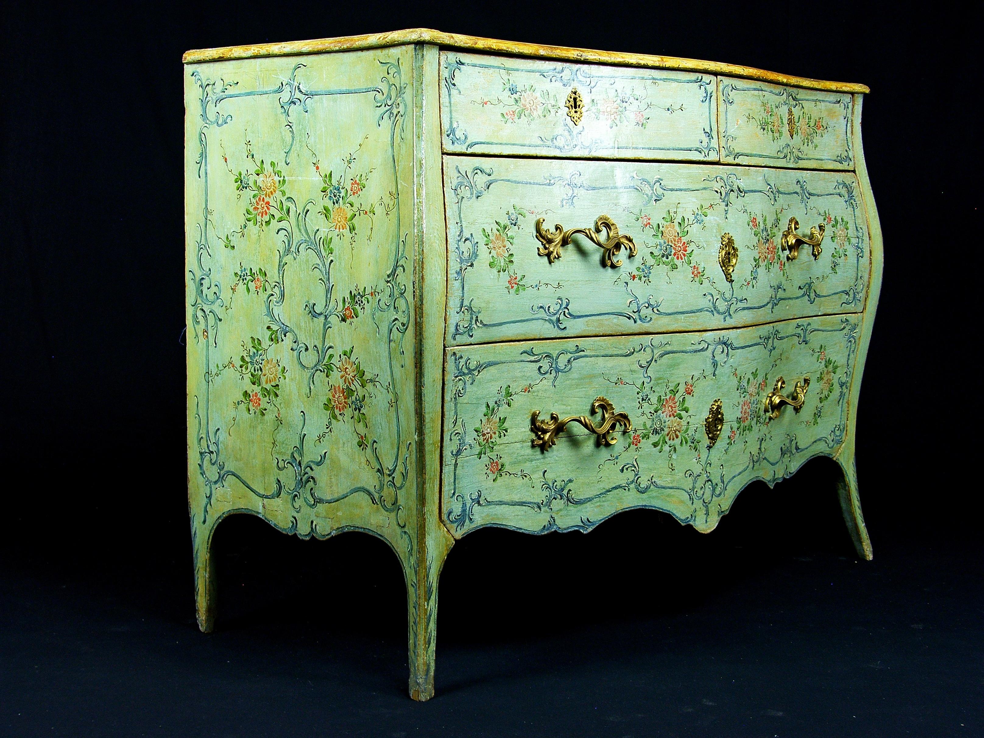18th Century Italian Polychrome Lacquered Wooden Dresser with Floral Decorations 2