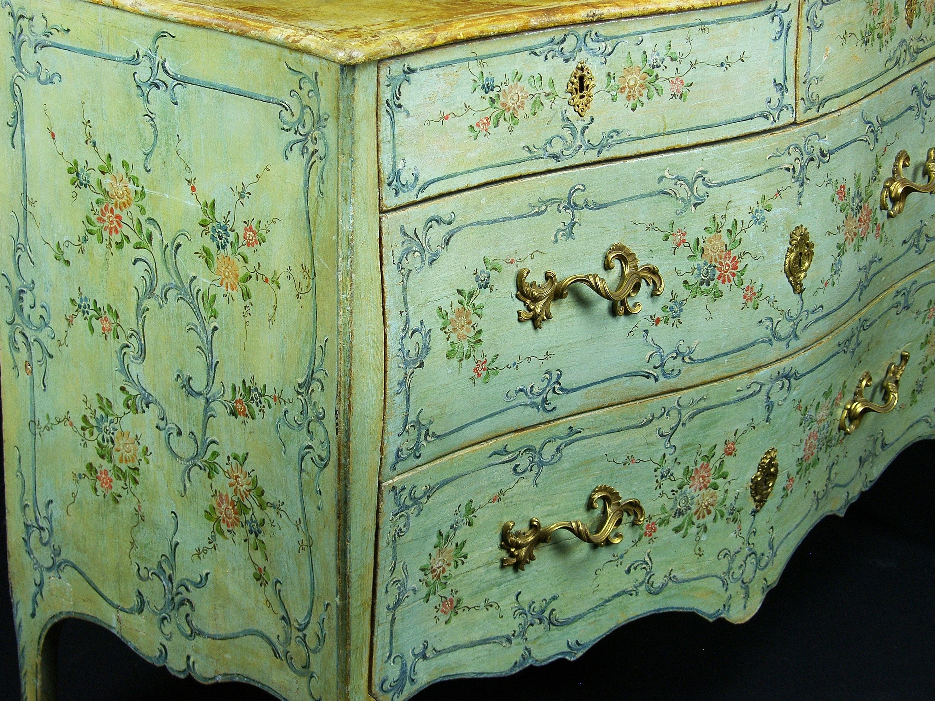18th Century Italian Polychrome Lacquered Wooden Dresser with Floral Decorations 4