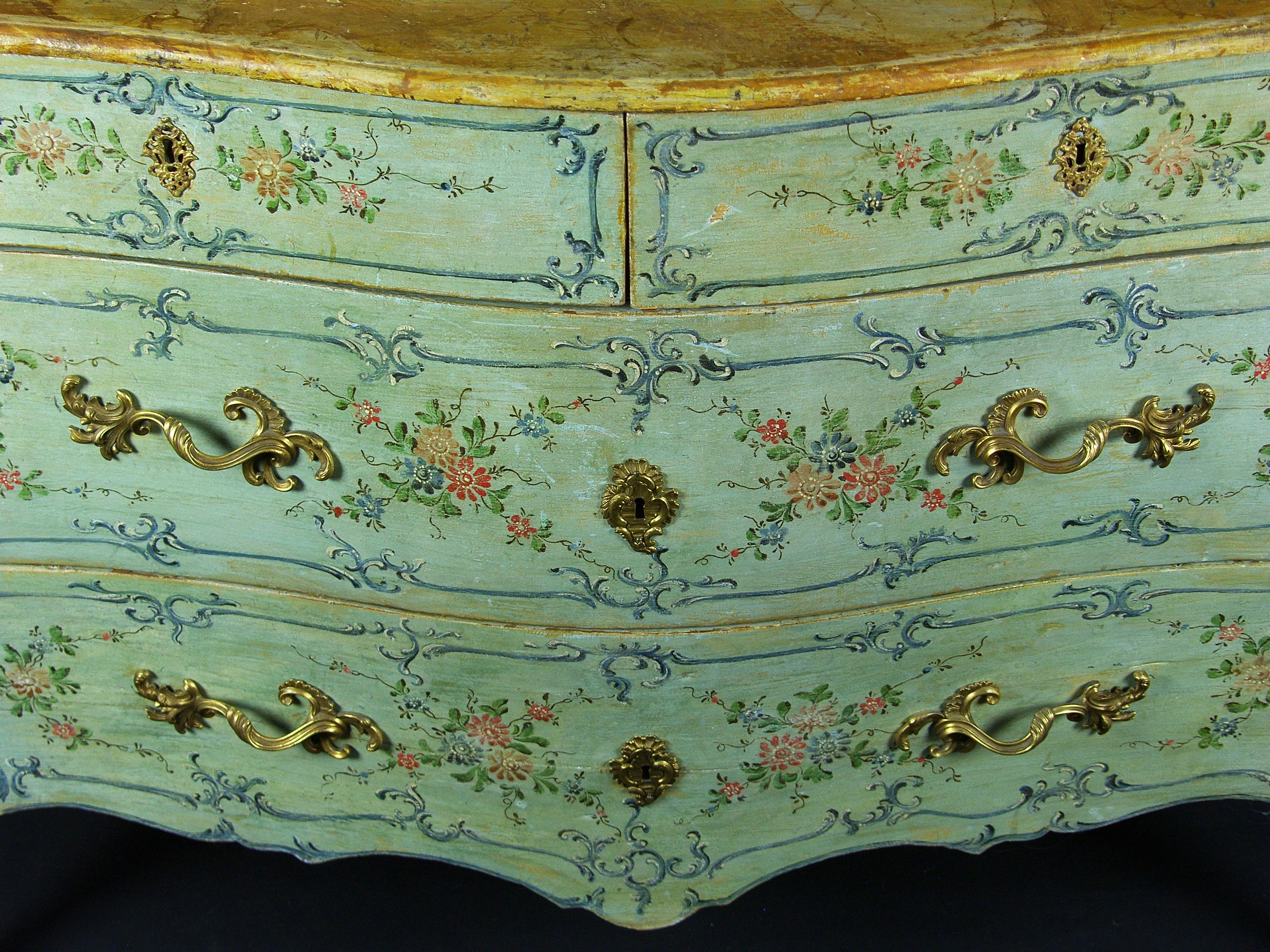 18th Century Italian Polychrome Lacquered Wooden Dresser with Floral Decorations 6