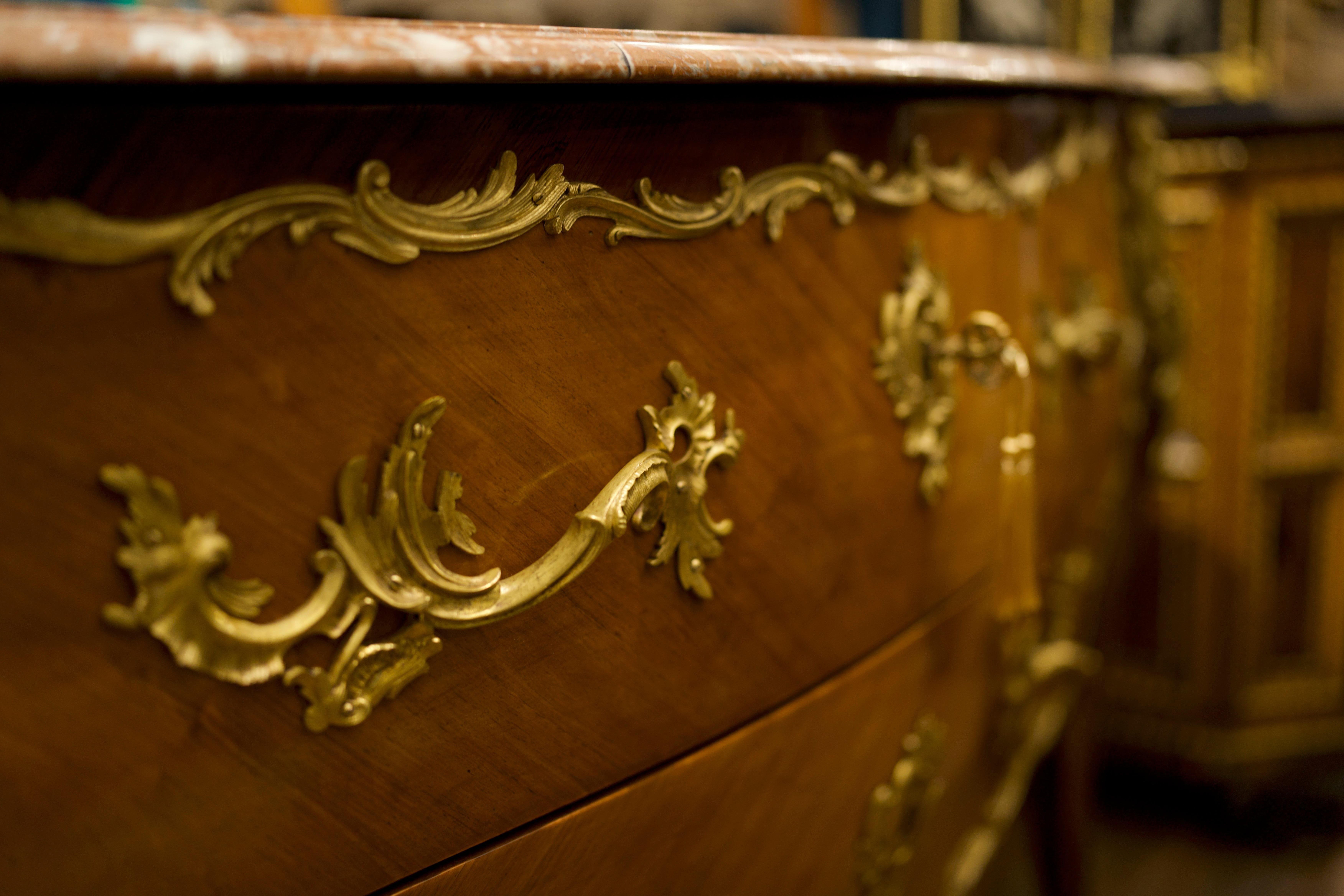 18th Century Marble-Top Bronze Mounted Kingwood Louis XV Commode In Excellent Condition For Sale In Southall, GB
