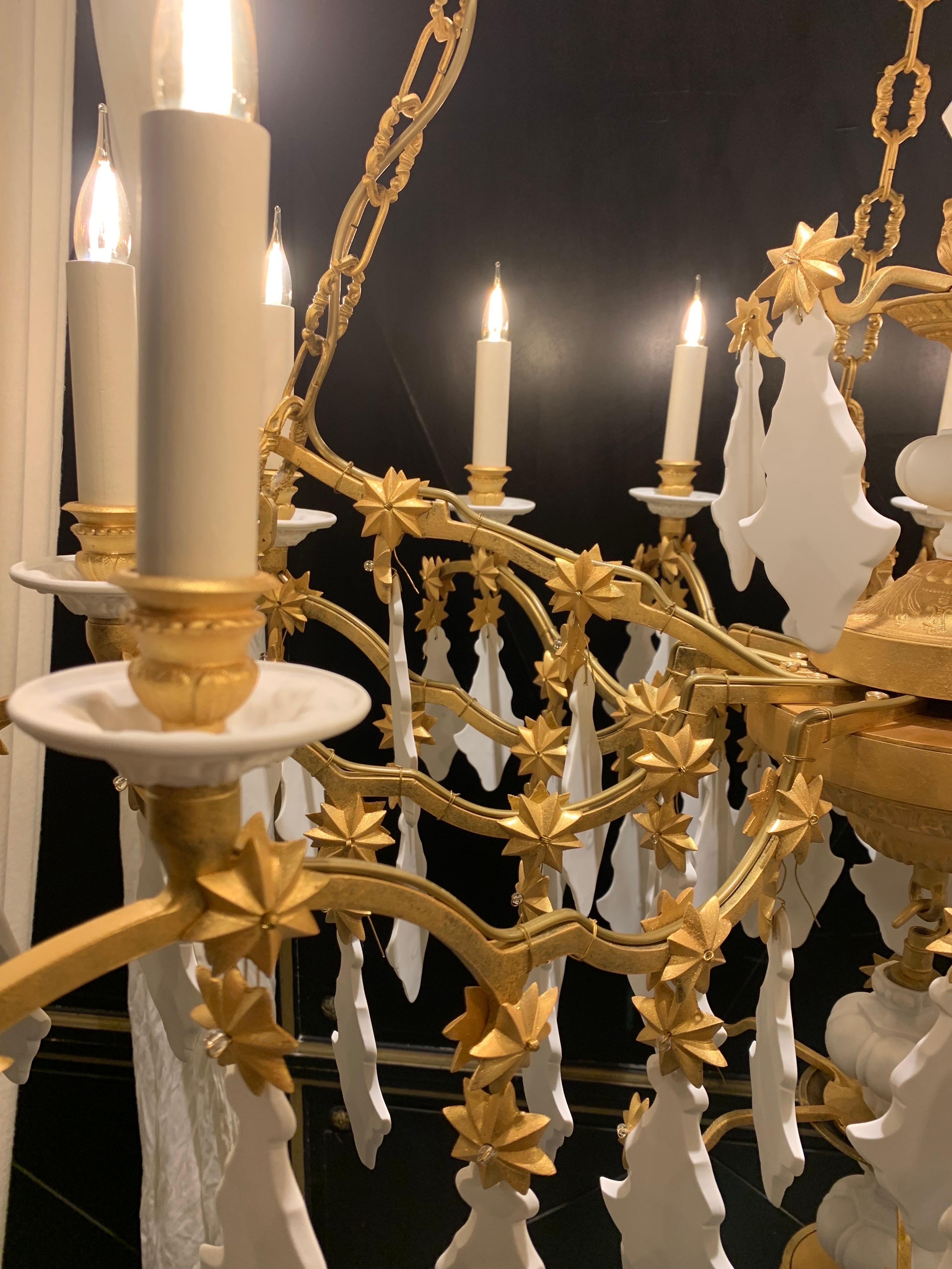 Lampadario Chaine 18° in ferro dorato a 12 luci con pendenti in porcellana in vendita 5