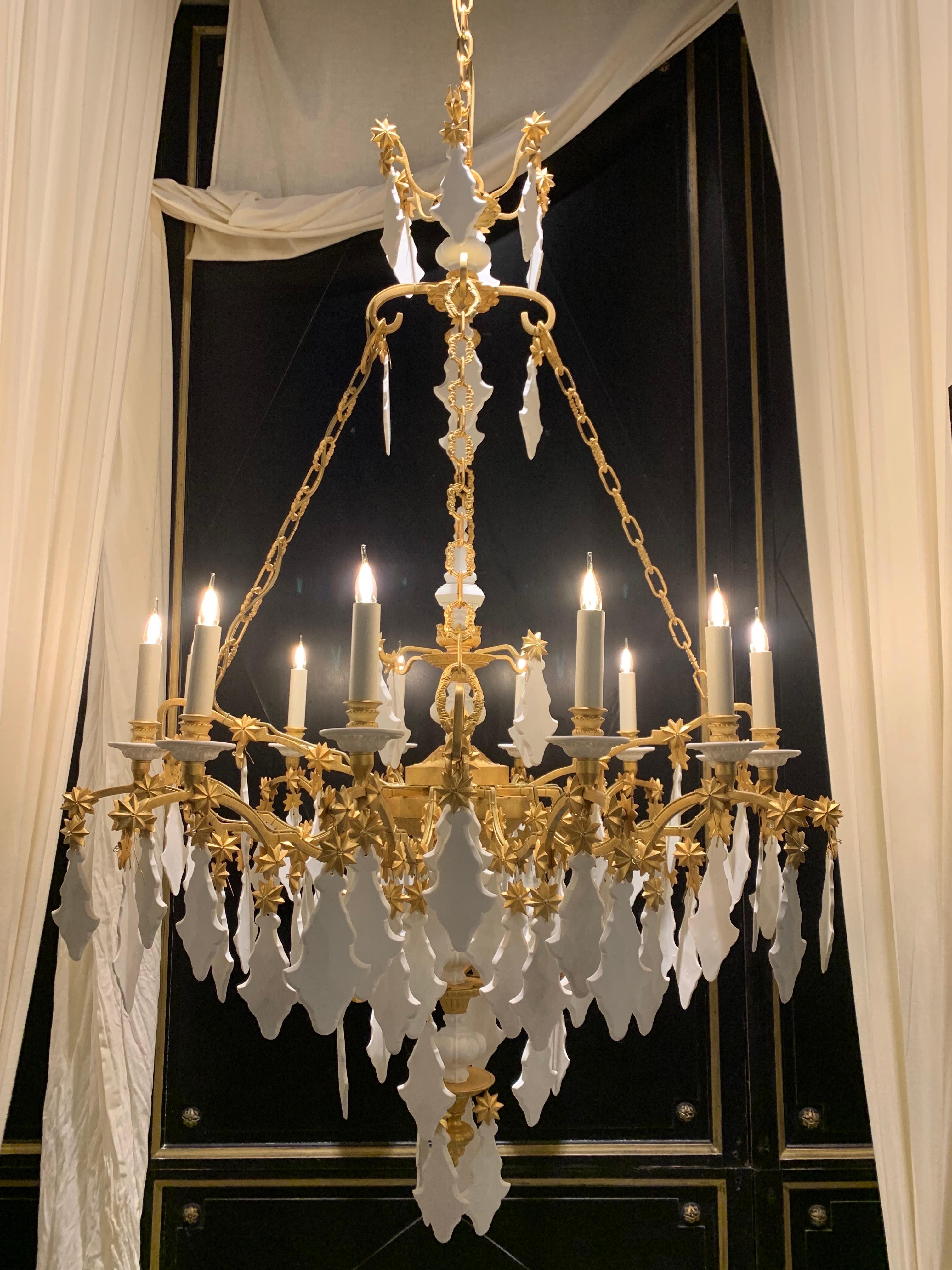 This chandelier is an original variation of the chain models that could be found in the eighteenth century, like the one with the torch, from the Louis XVI period, at the Palace of Versailles.
On a central openwork bowl surmounted by a metal