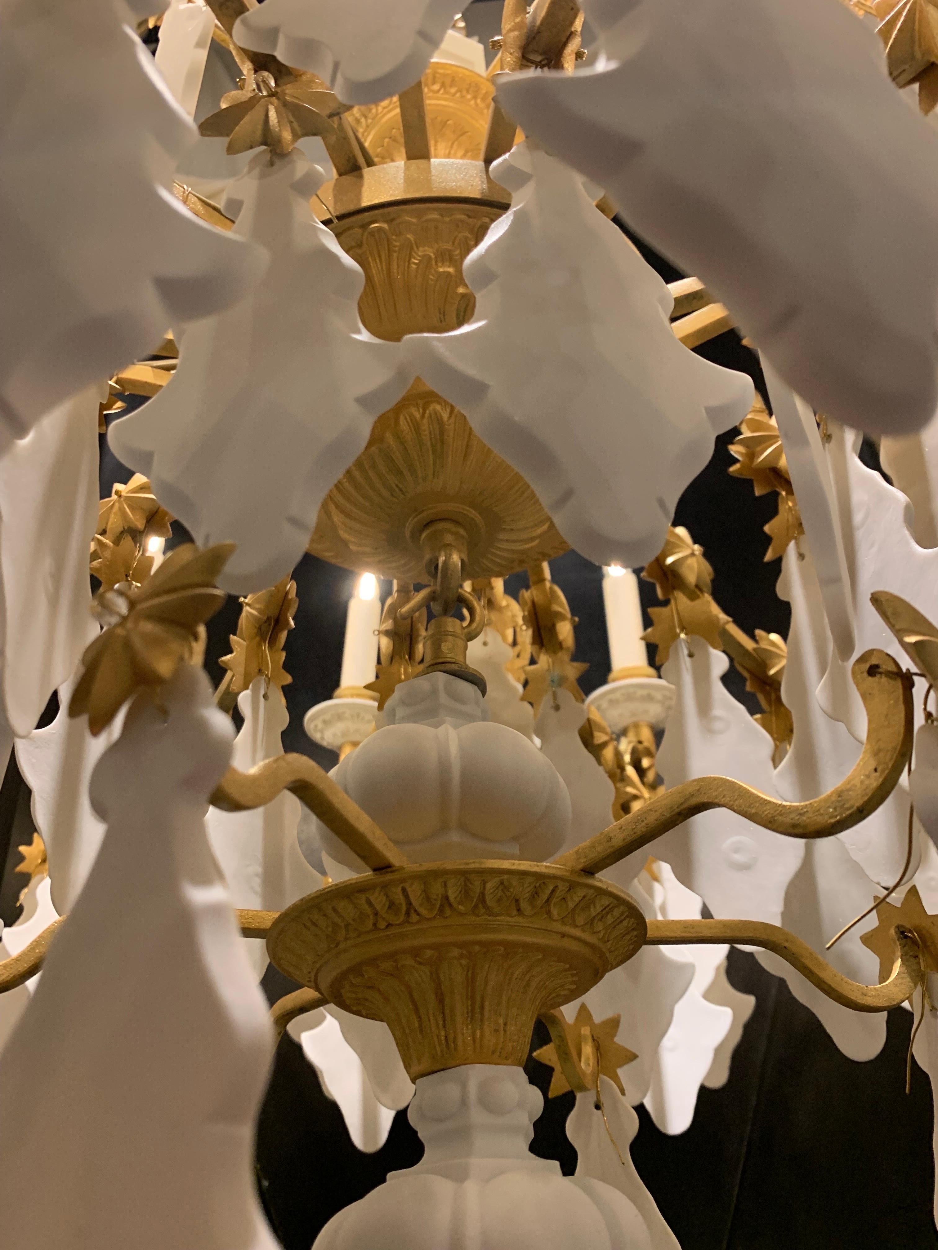 Lustre 18ème Chaine en fer doré de 12 Lights avec Pendentifs en Porcelaine Excellent état - En vente à SAINT-OUEN-SUR-SEINE, FR