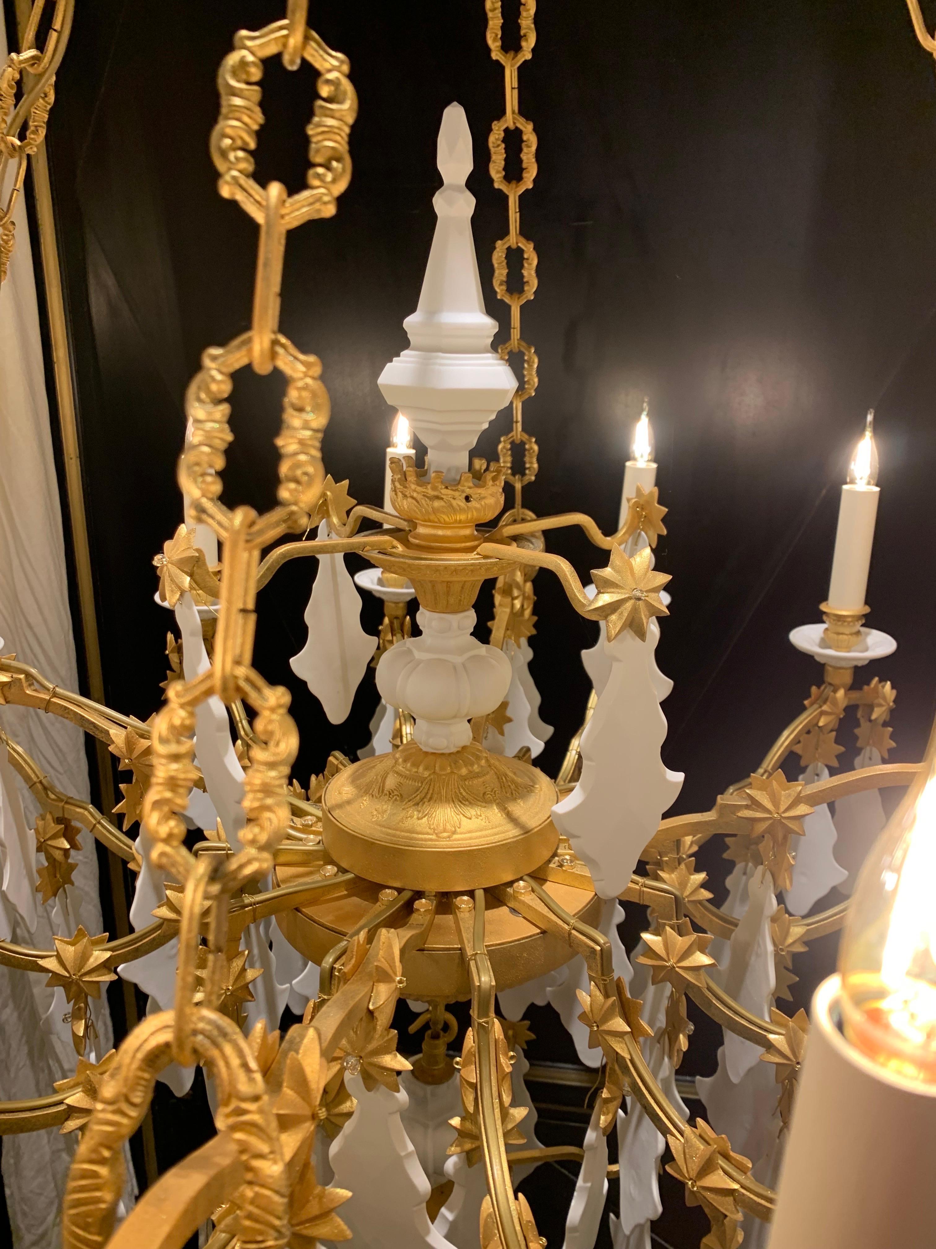 XVIIIe siècle et antérieur Lustre 18ème Chaine en fer doré de 12 Lights avec Pendentifs en Porcelaine en vente
