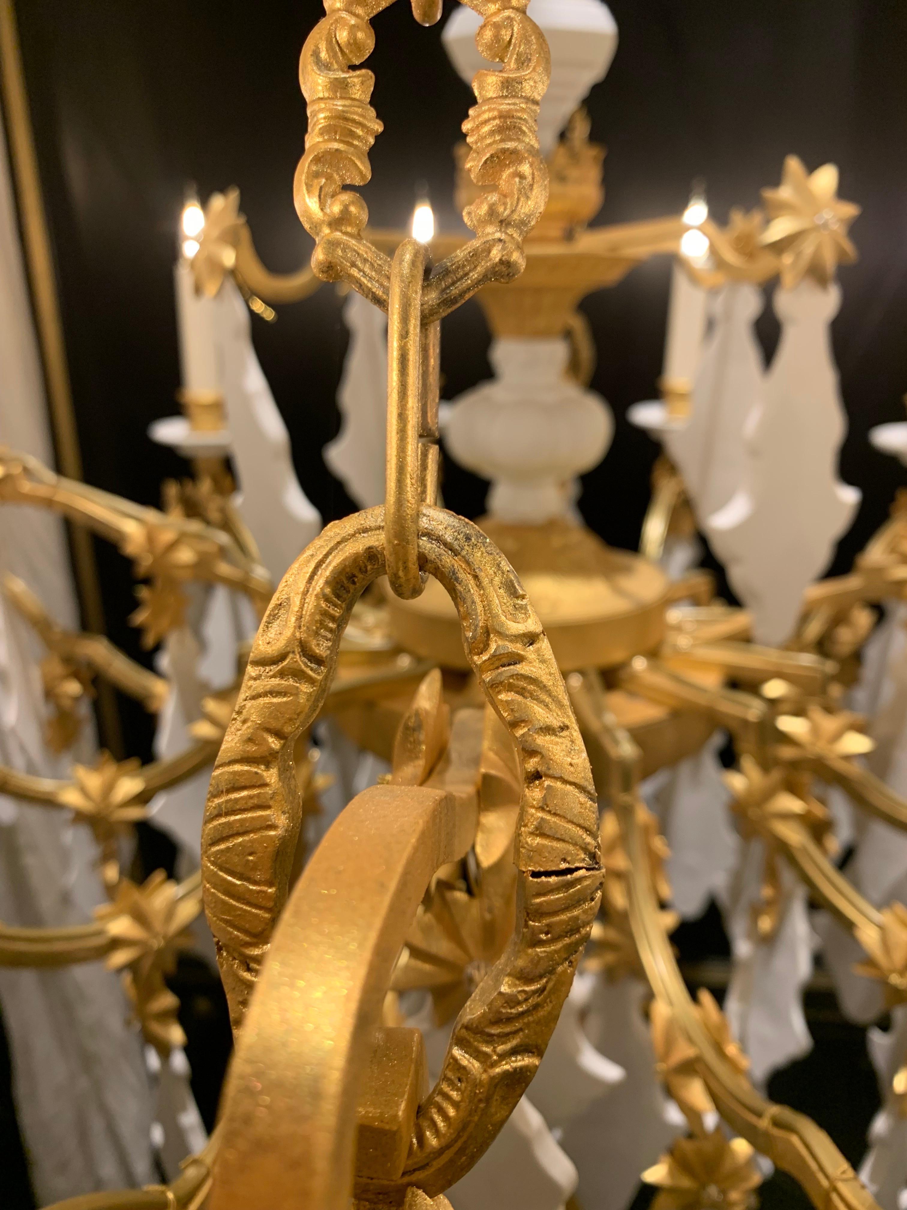 18. Chaine-Kronleuchter aus goldenem Eisen mit 12 Lights und Porzellan-Anhängern (Messing) im Angebot