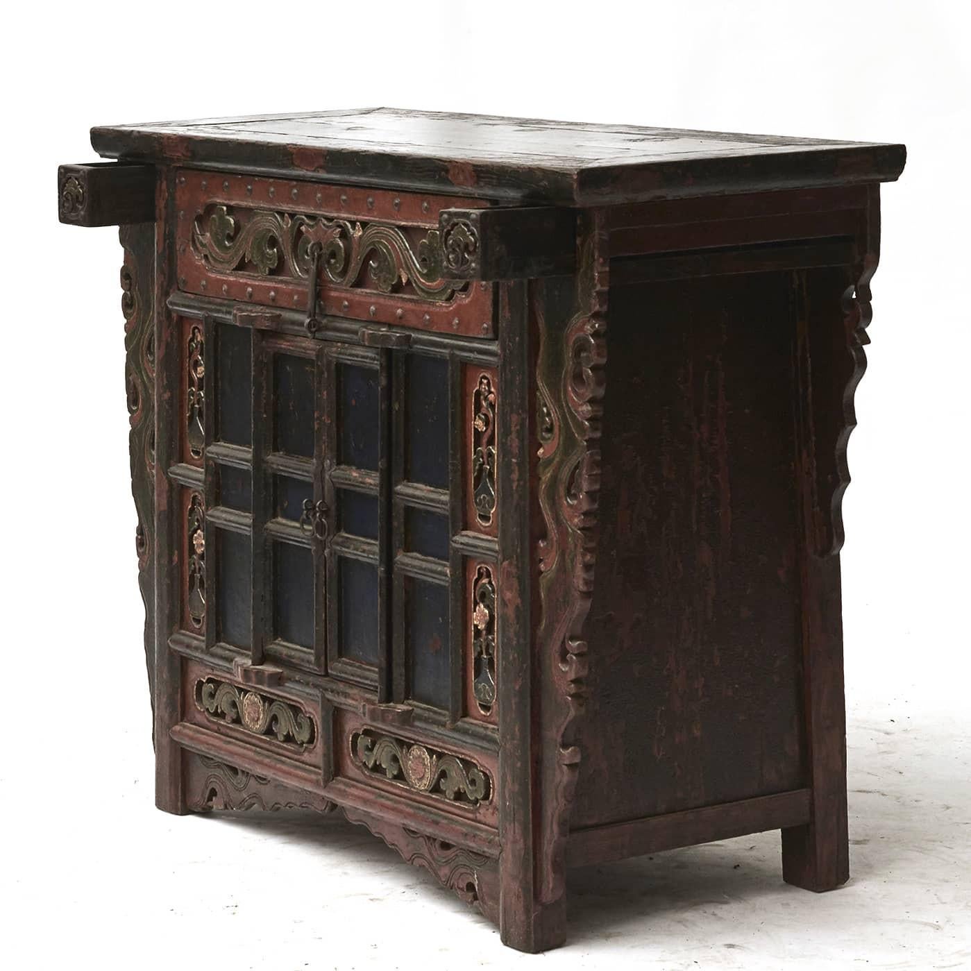 18th Ctr. Chinese Qing Dynasty Carved Butterfly Style Cabinet In Good Condition For Sale In Kastrup, DK