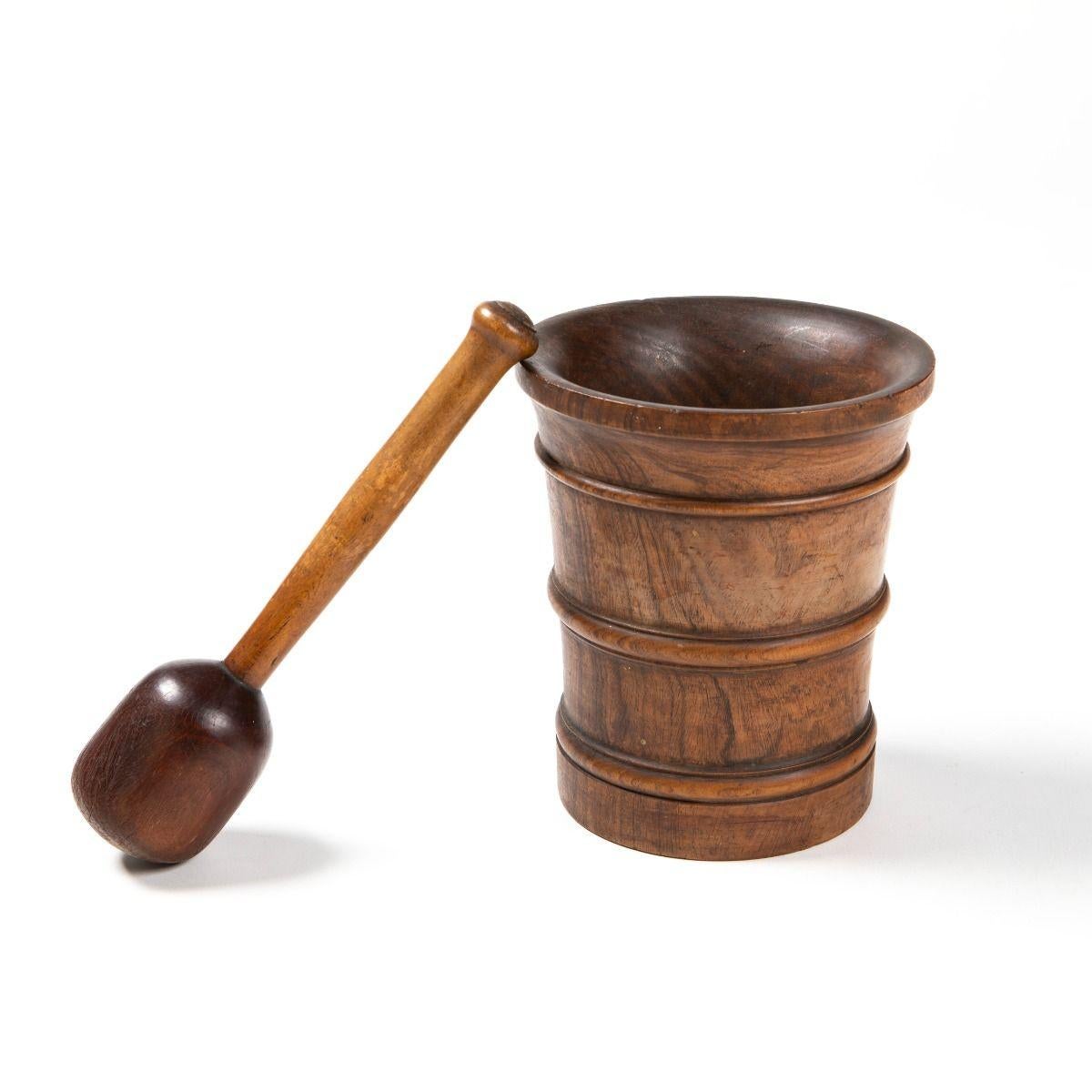 Georgien 18e Ctr. Mortier et pilon anglais en bois dur Pachyloba en vente