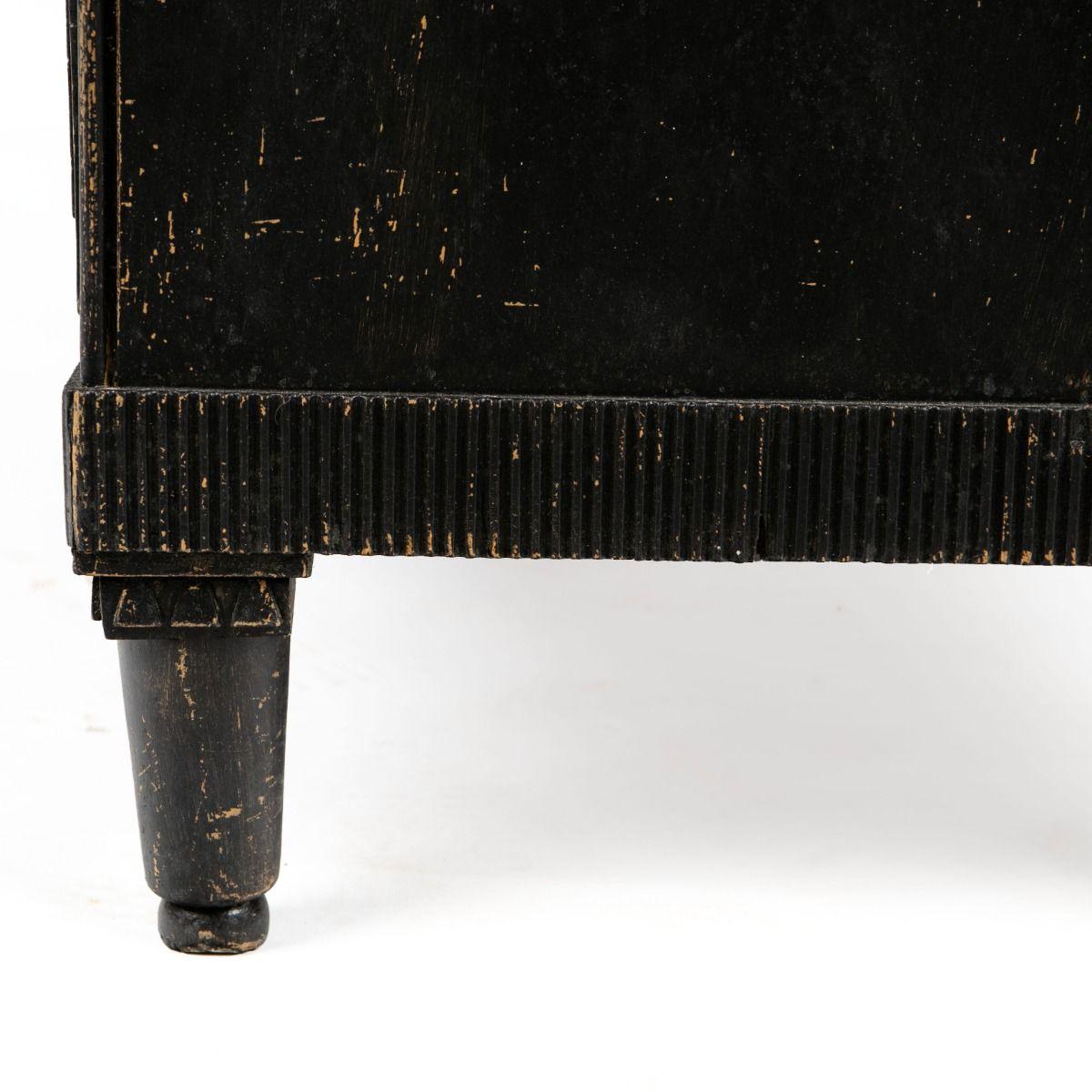18° Ctr. Cassettiera Gustavian dipinta in nero in vendita 3