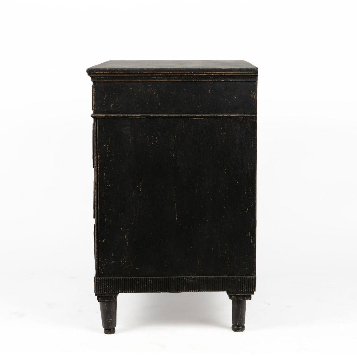 18° Ctr. Cassettiera Gustavian dipinta in nero in vendita 4