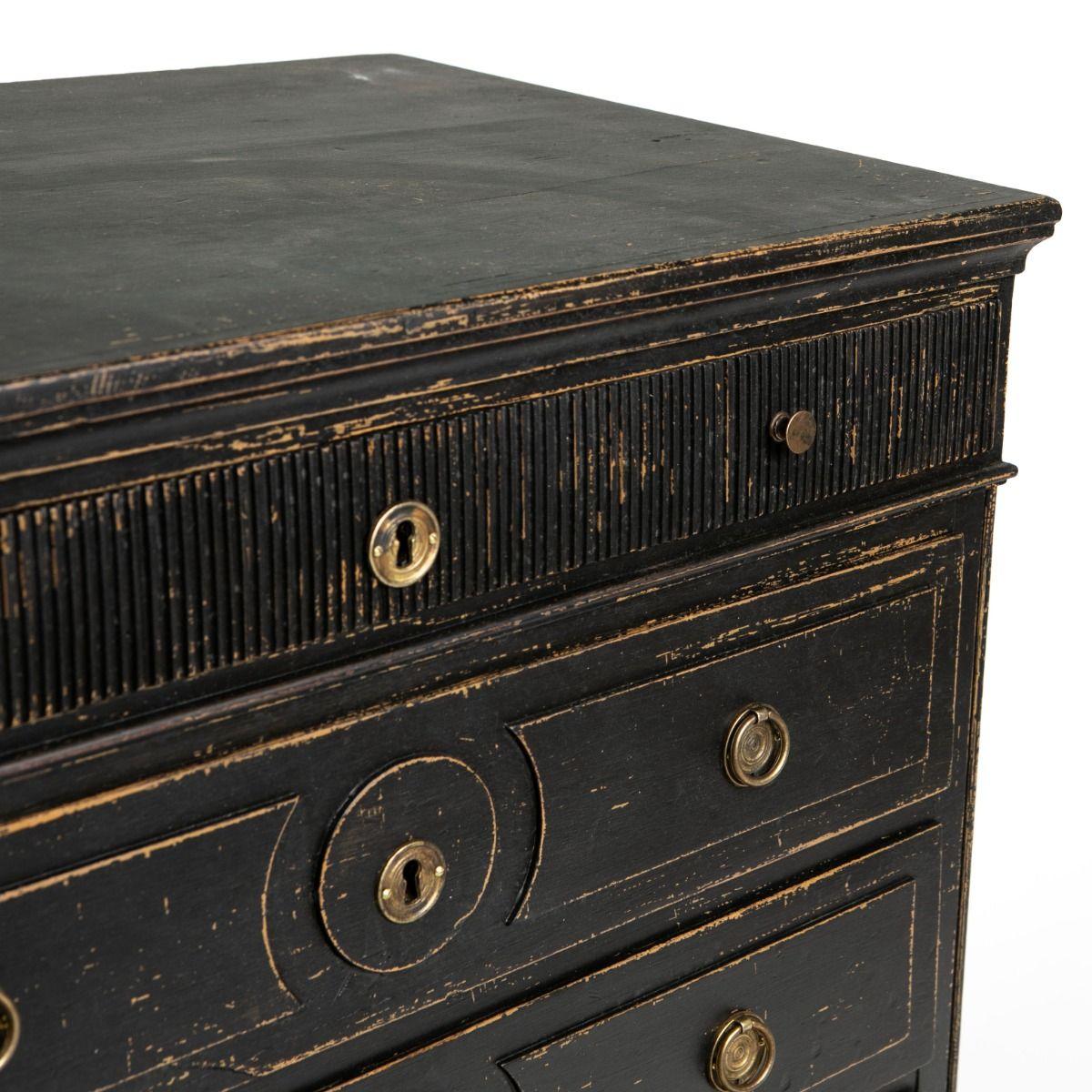 18° Ctr. Cassettiera Gustavian dipinta in nero in vendita 5