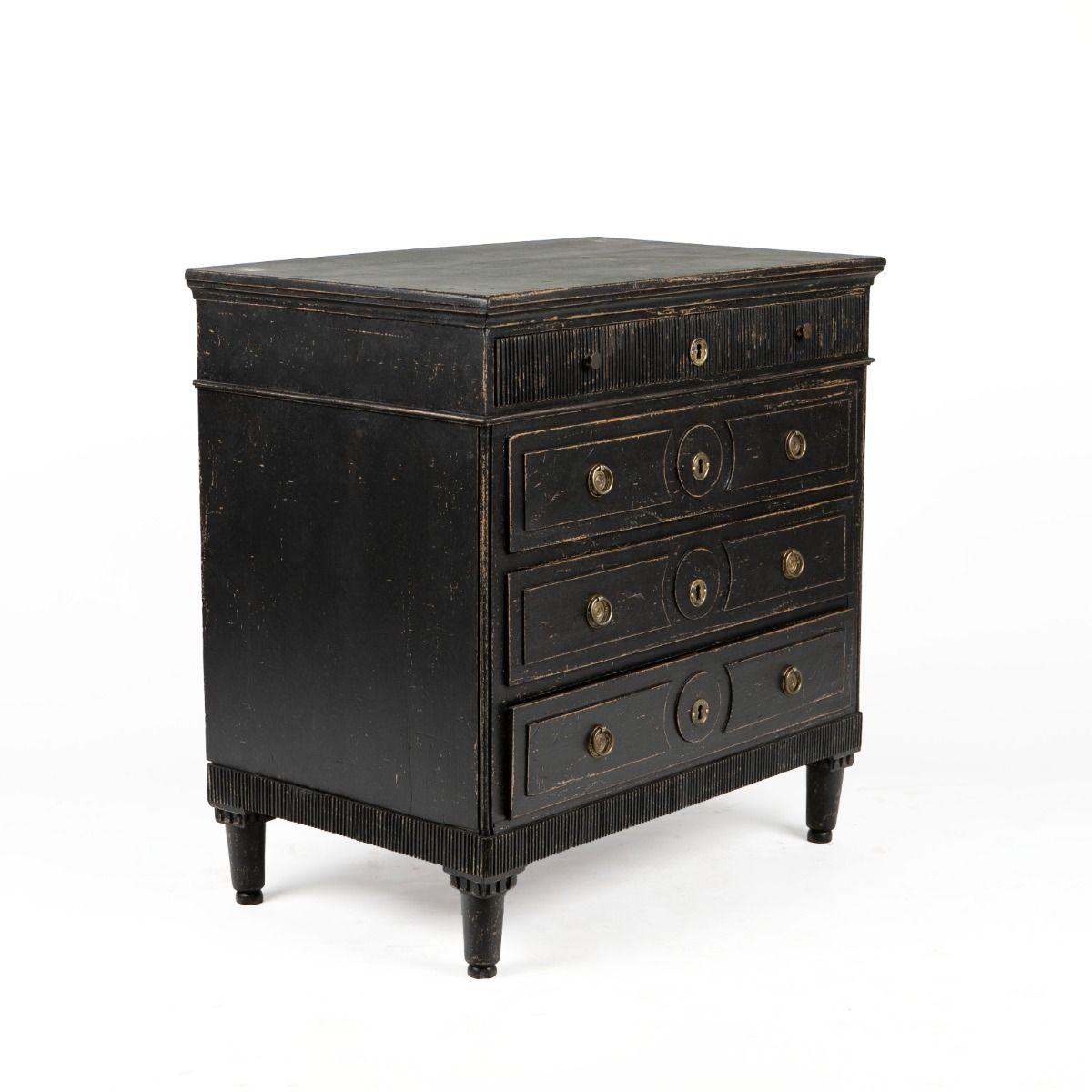 Cassettiera gustaviana in legno dipinto di nero con una bella patina.
Un'elegante cassettiera con quattro cassetti: uno superiore, più piccolo, è caratterizzato da una raffinata scanalatura, mentre i tre cassetti più grandi sono decorati con