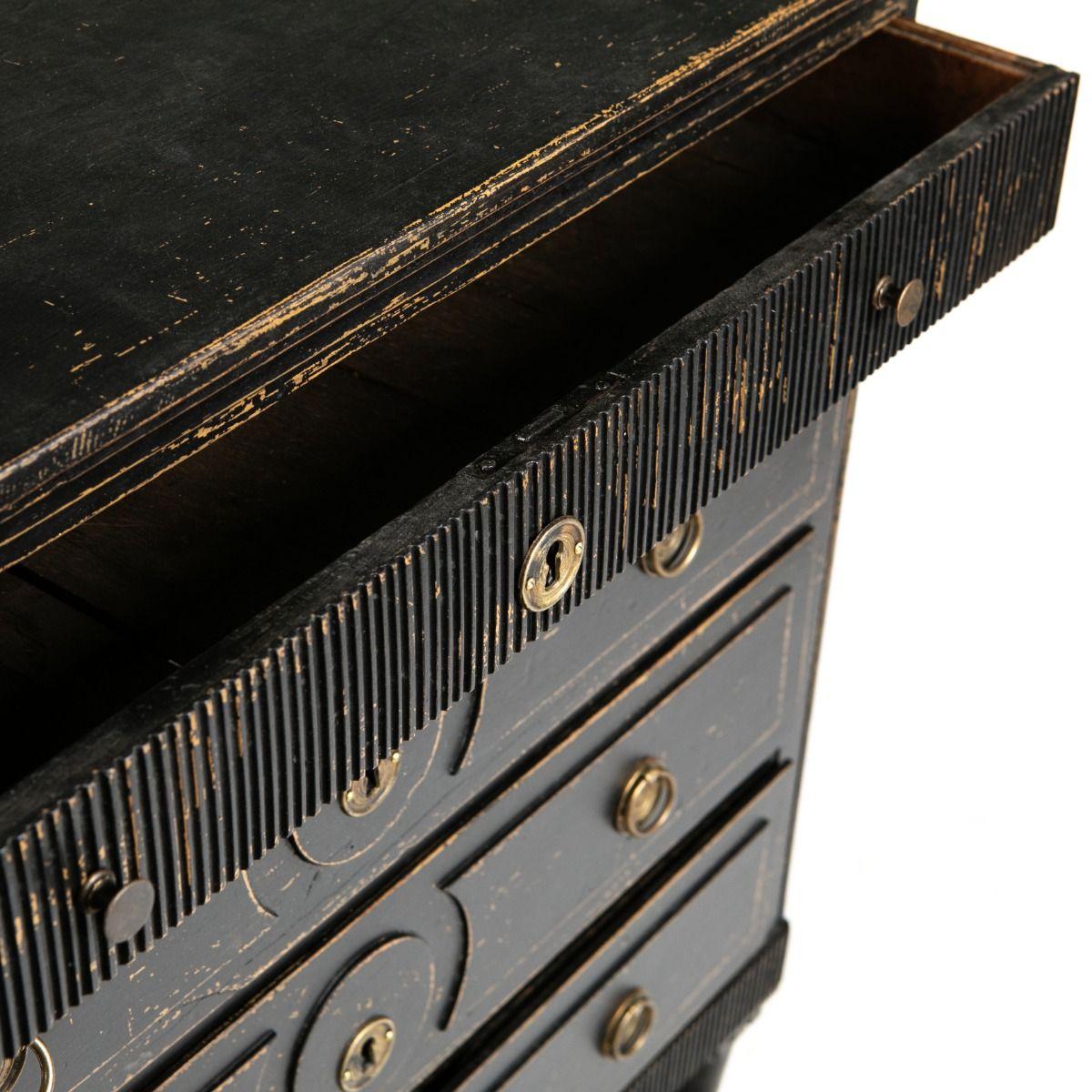 Svedese 18° Ctr. Cassettiera Gustavian dipinta in nero in vendita