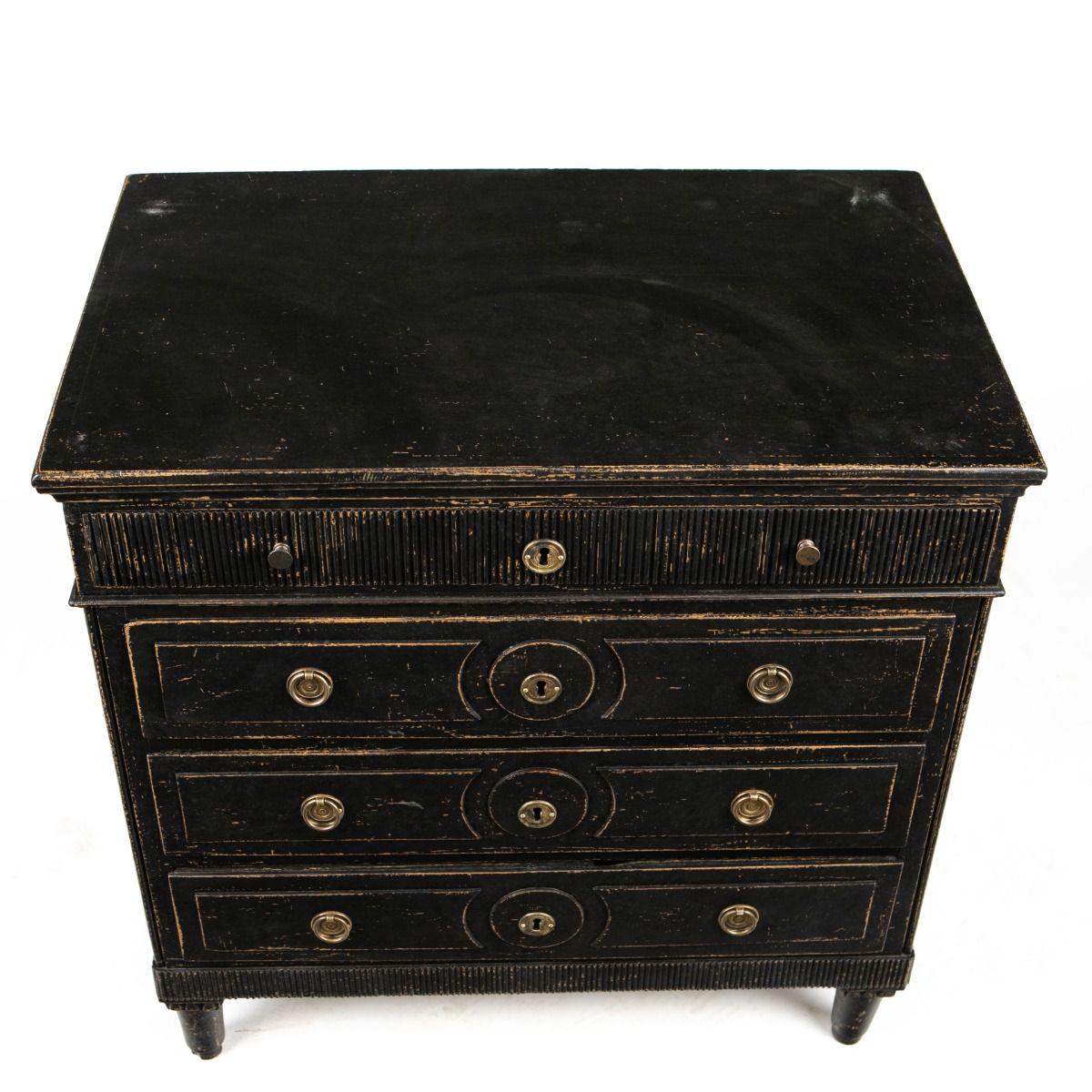 Dipinto 18° Ctr. Cassettiera Gustavian dipinta in nero in vendita