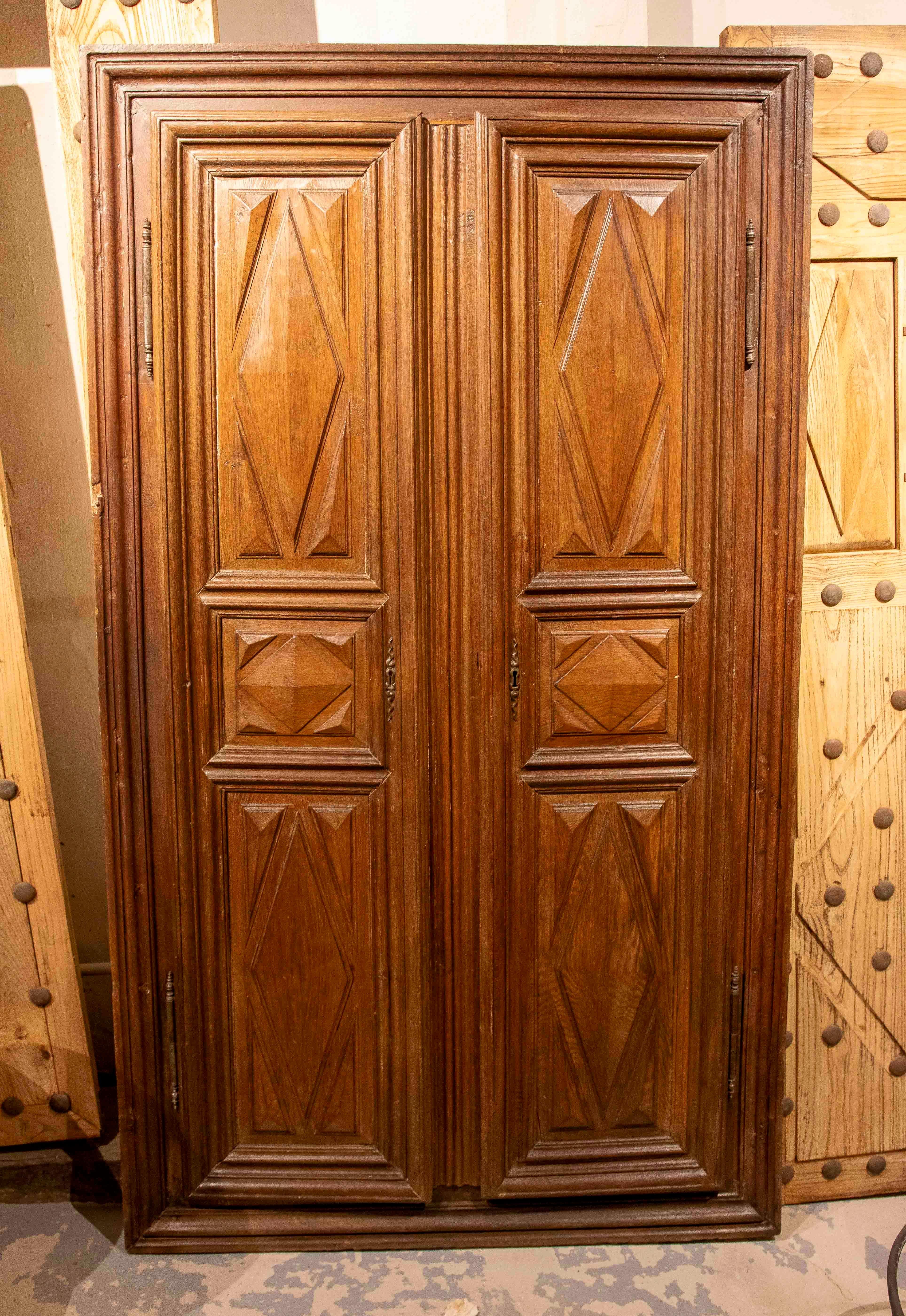 18th Double-Leaf wooden Door with Diamond-Carved Panels For Sale 7