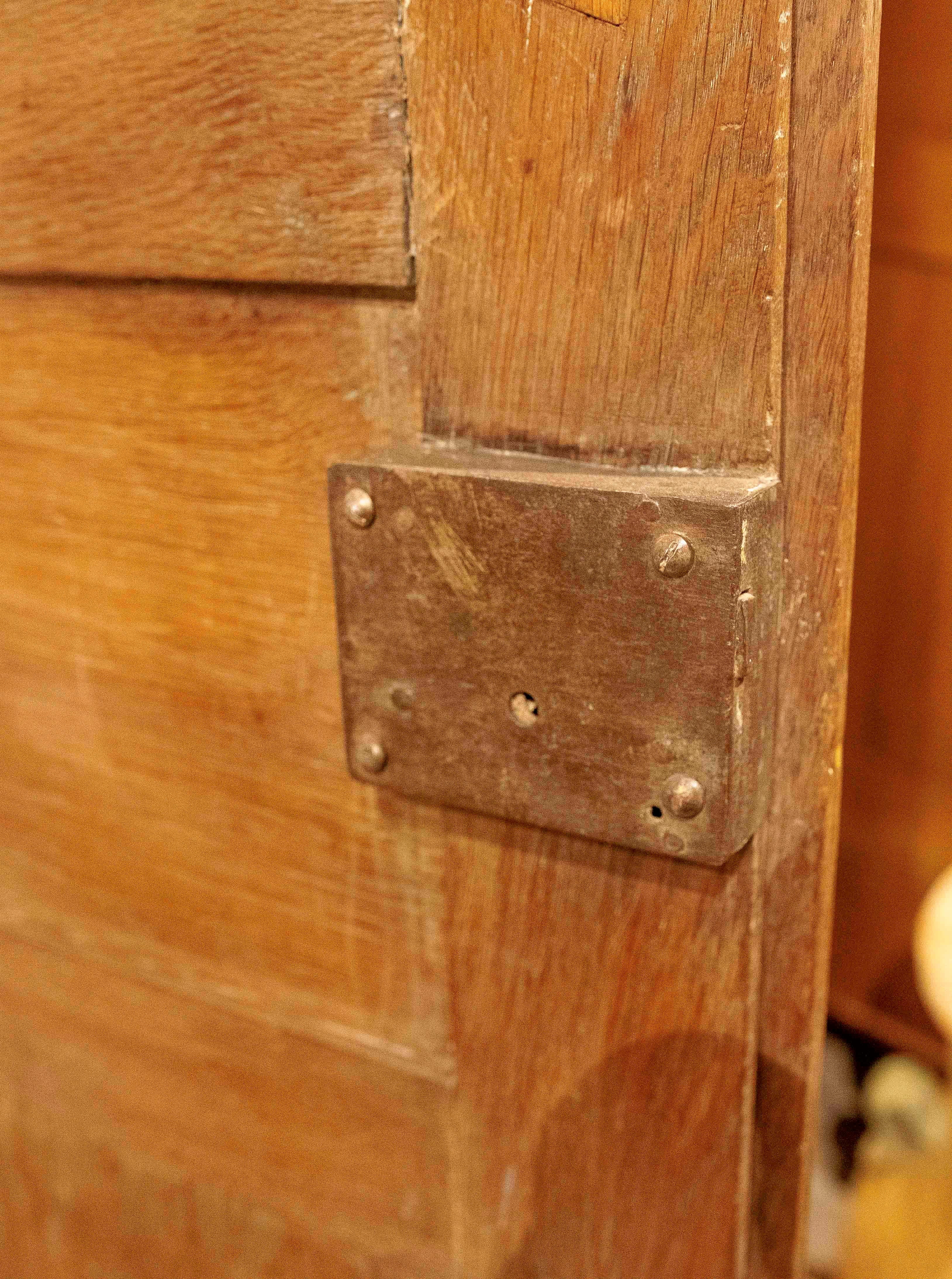 18th Double-Leaf wooden Door with Diamond-Carved Panels For Sale 11