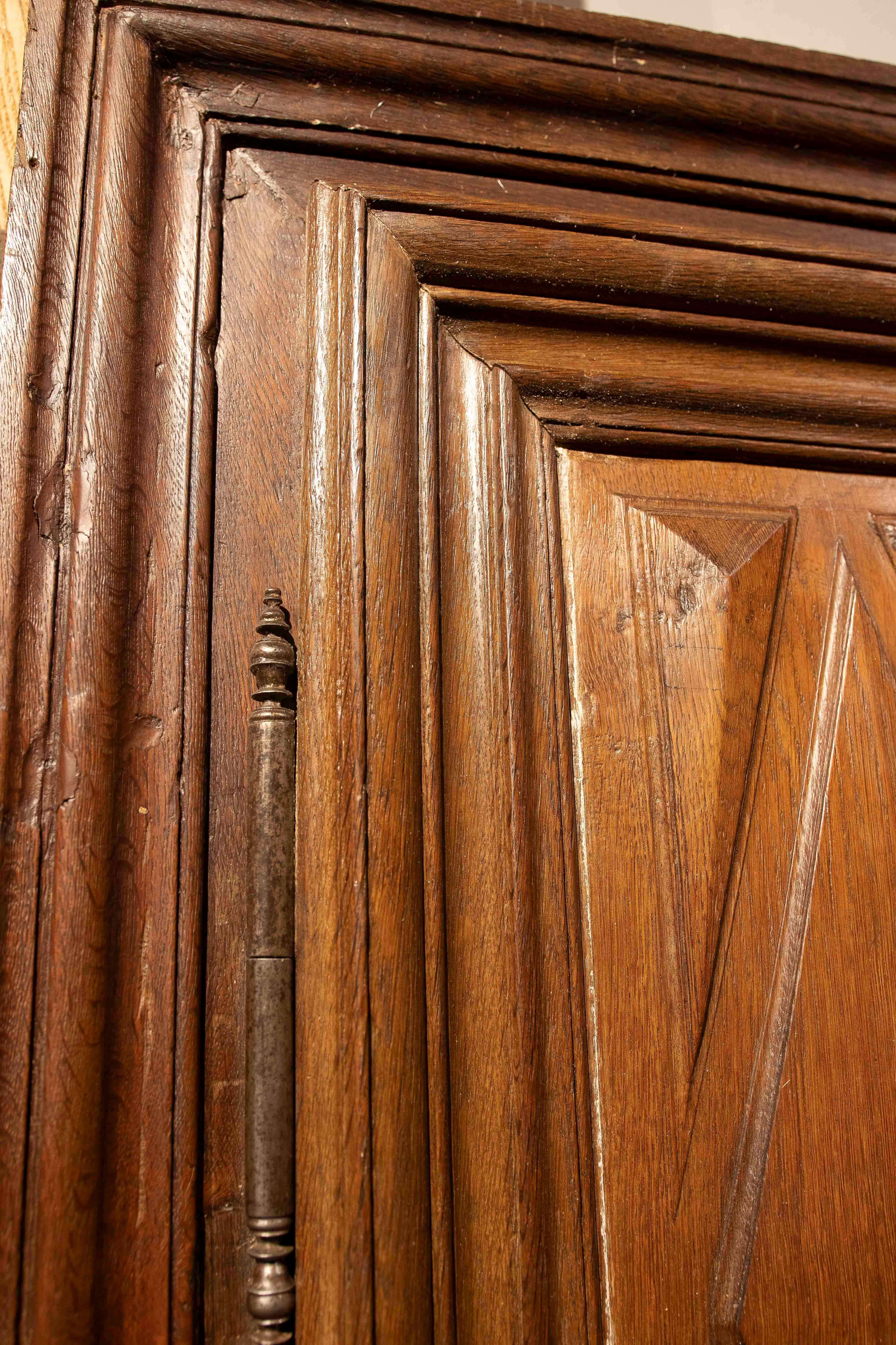 18th Double-Leaf wooden Door with Diamond-Carved Panels For Sale 13