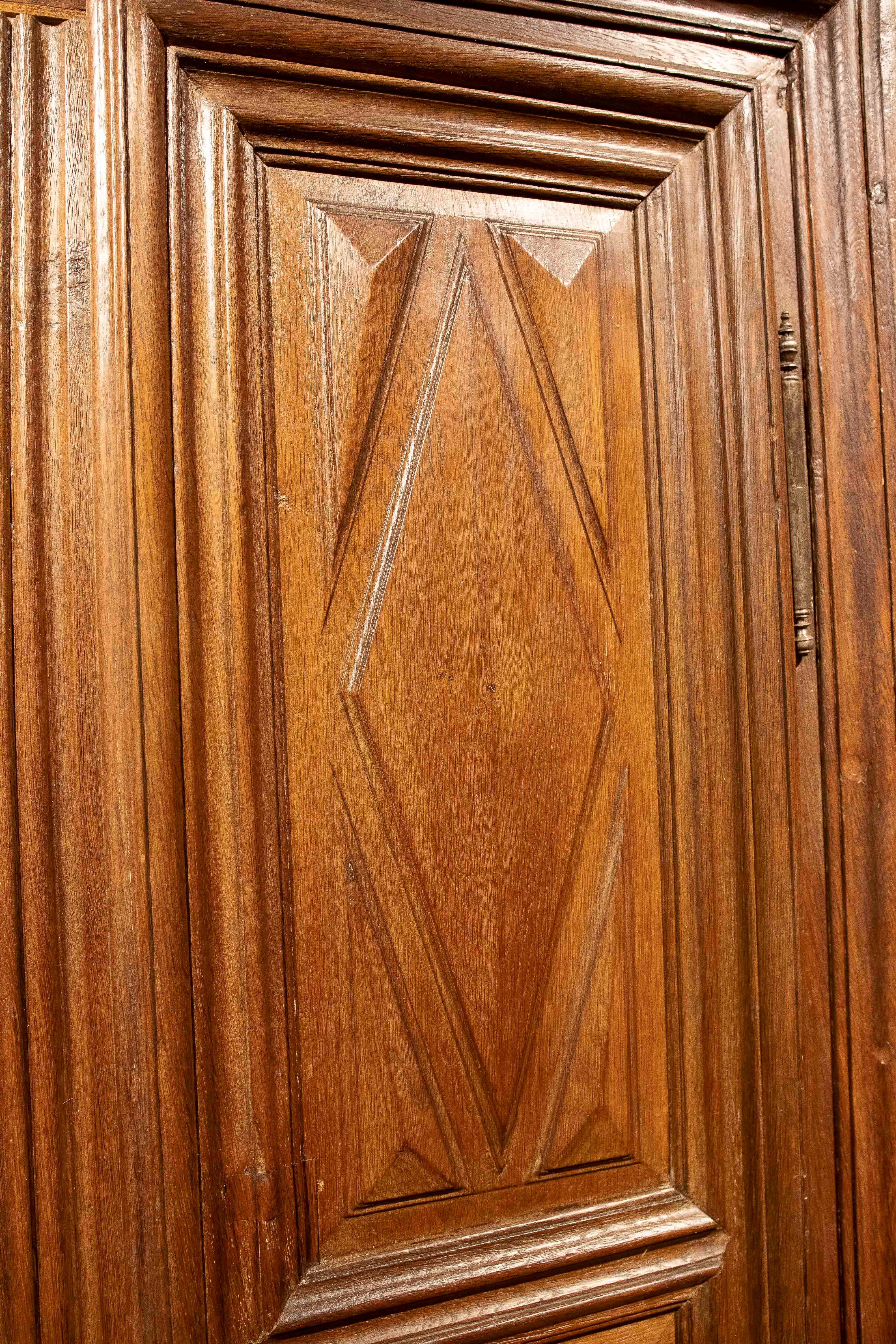 18th Double-Leaf wooden Door with Diamond-Carved Panels In Good Condition For Sale In Marbella, ES
