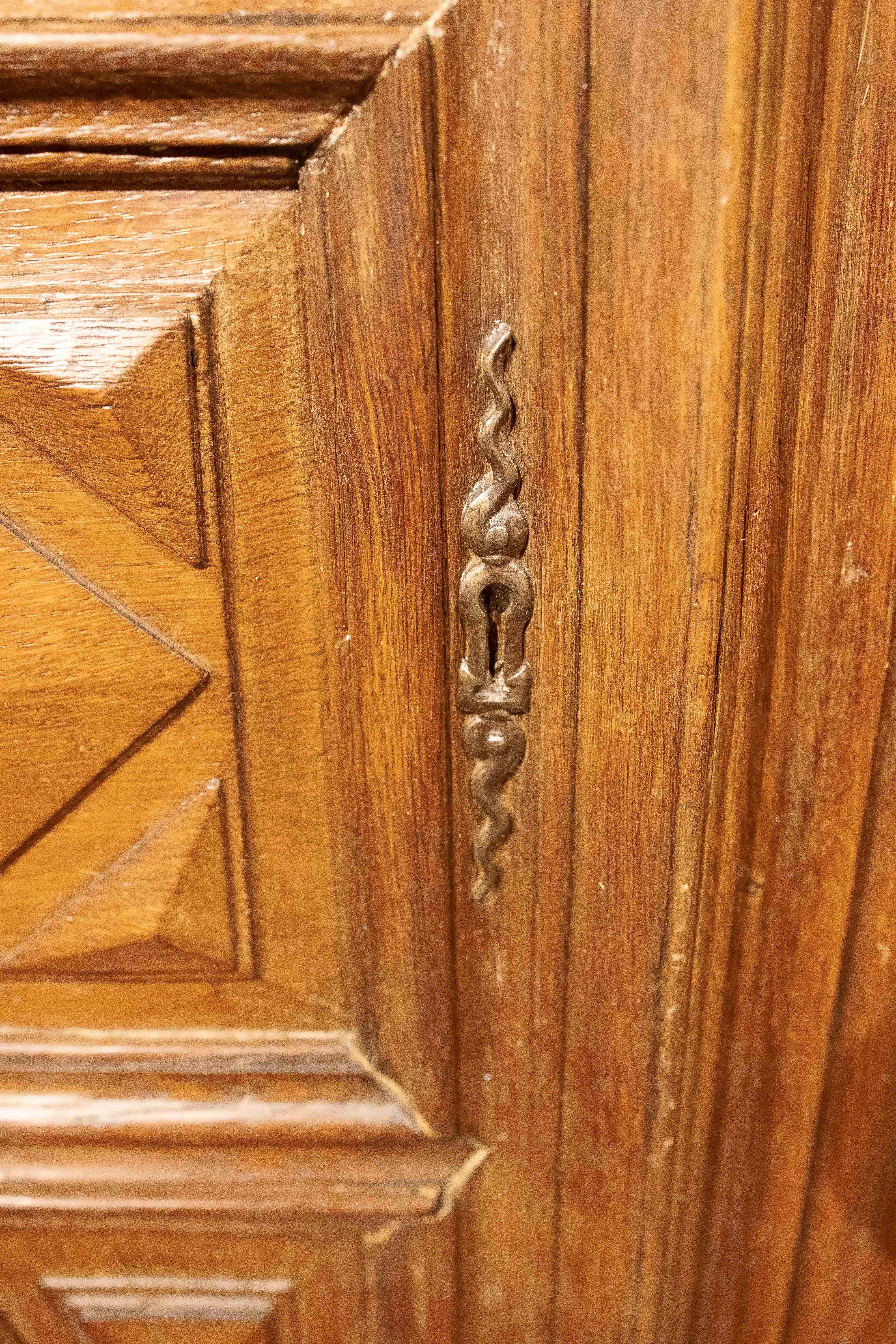 18th Double-Leaf wooden Door with Diamond-Carved Panels For Sale 2