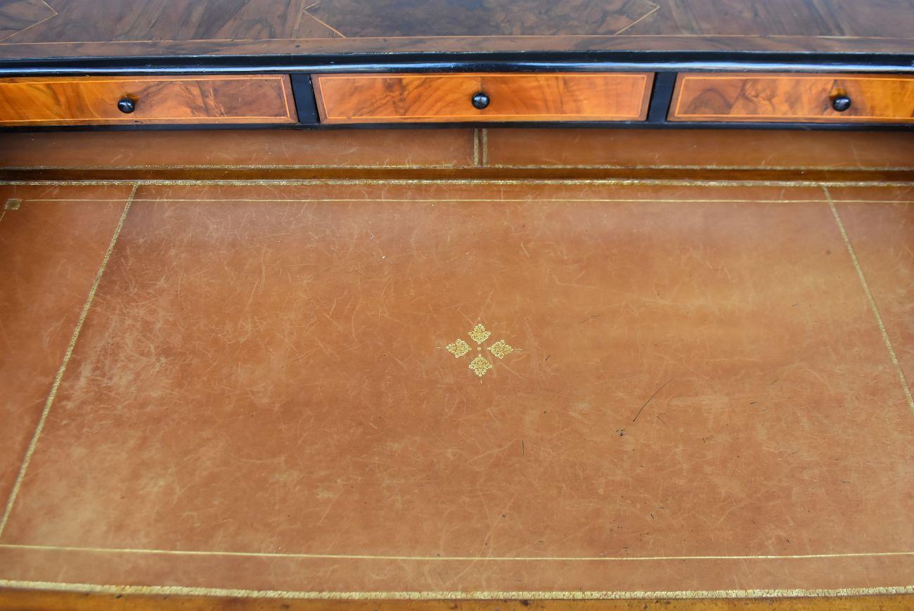 Doppelseitiger Schreibtisch aus Nussbaumholz, Louis XV, 18. Jahrhundert, J.F Hache zugeschrieben im Angebot 6