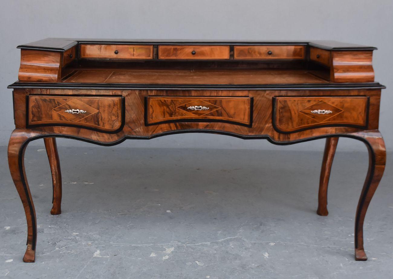Double sided desk Louis XV walnut attributed to J.F Hache (1730-1796) dating from the eighteenth century. Very good state of conservation despite traces of restoration on the drawers. Height with bleachers 94 cm. Note the double sided drawers.