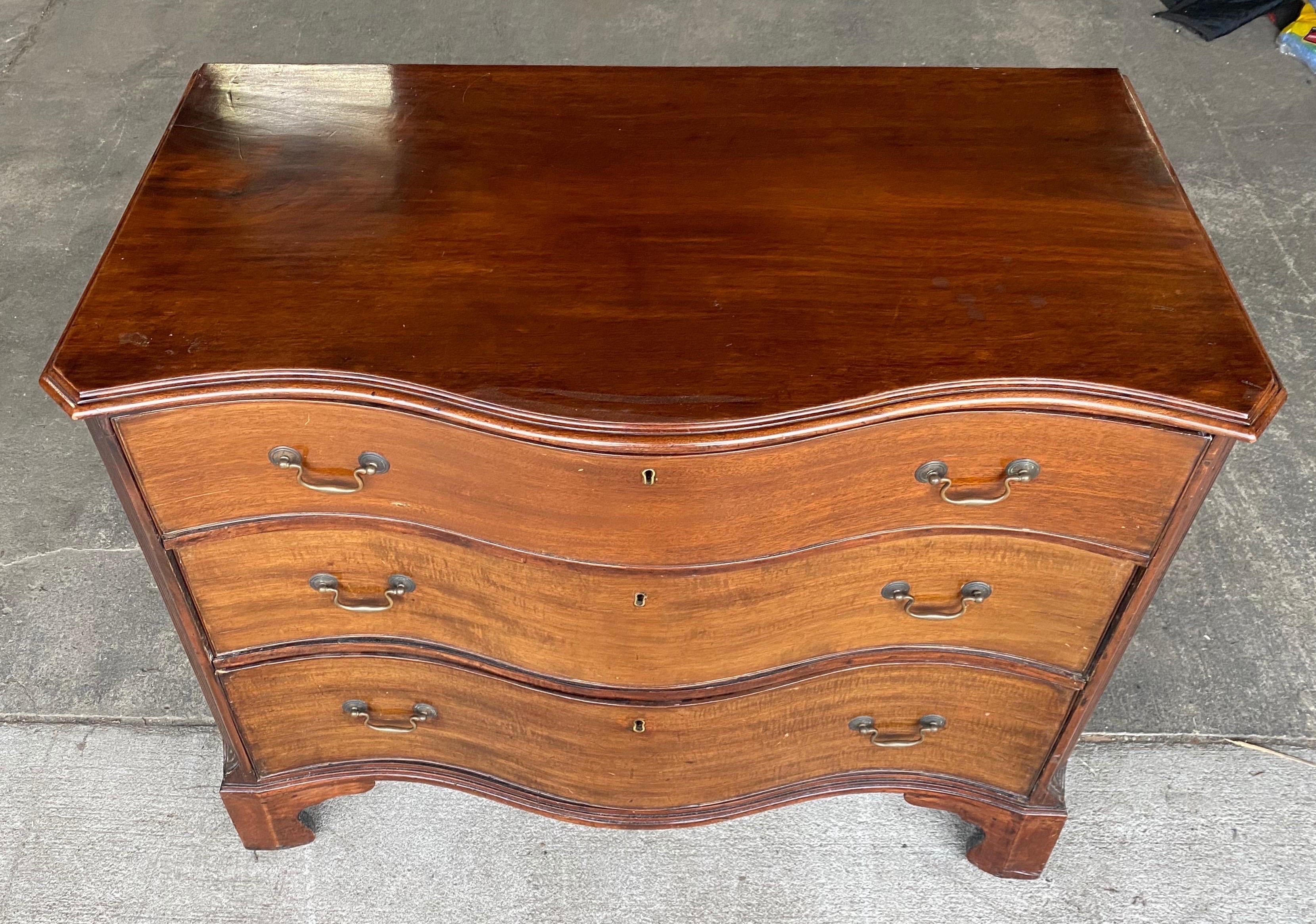 18th-Early 19th Century Georgian Mahogany Serpentine Bedside Chest For Sale 1