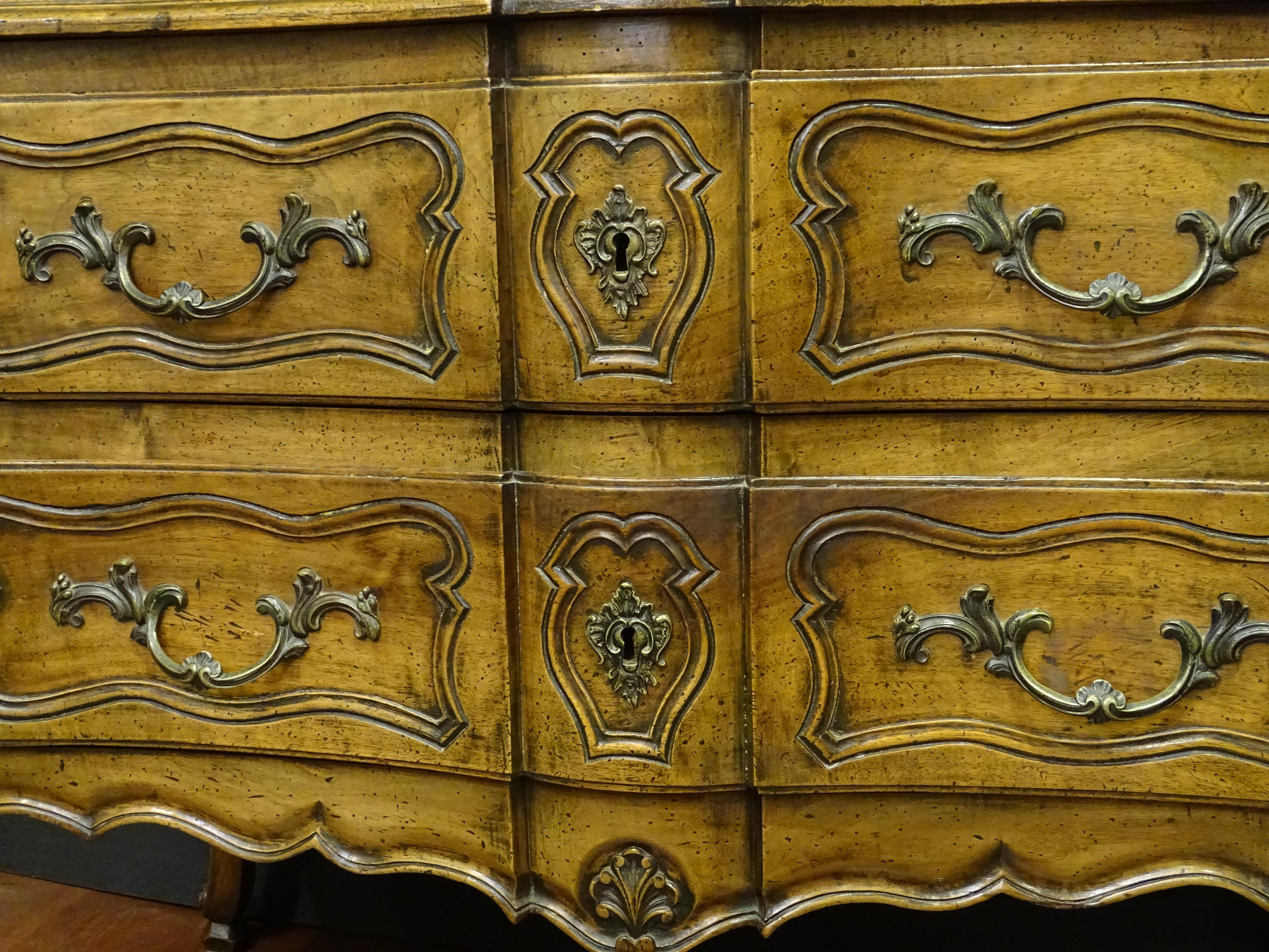 18th Chest of Drawers, commoda , Walnut, Commoda de Chateau In Good Condition In Valladolid, ES