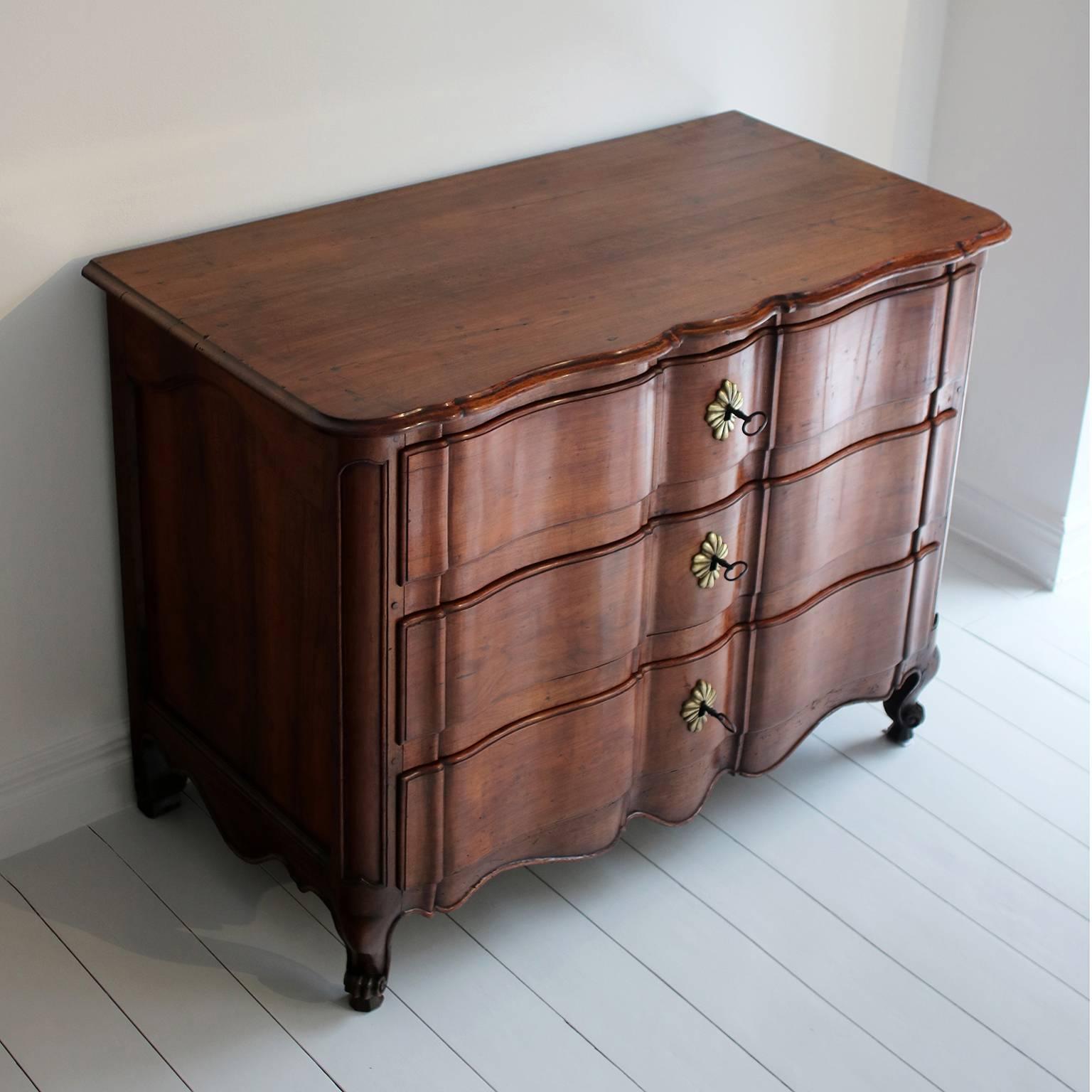 18th Century French Walnut Commode In Excellent Condition For Sale In Petworth, GB