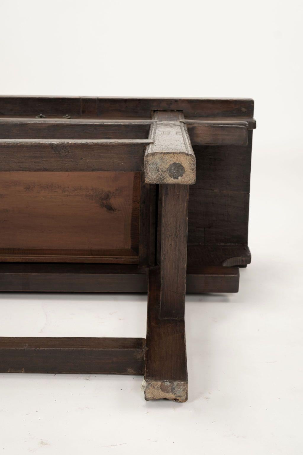Table console en noyer de style chinois du 18e siècle en vente 7