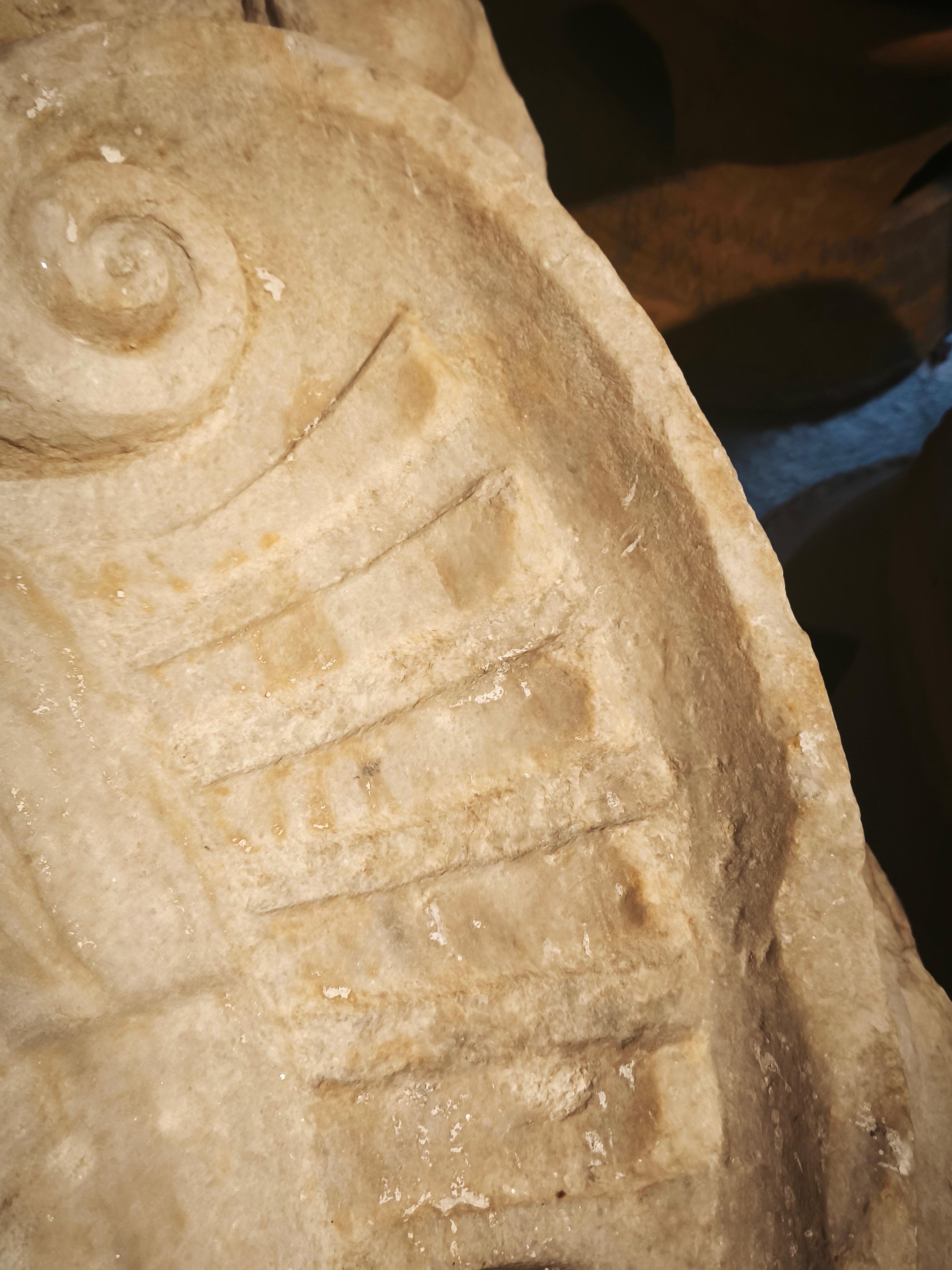 18th Heraldic Shield in Carved Limestone In Good Condition For Sale In Marbella, ES