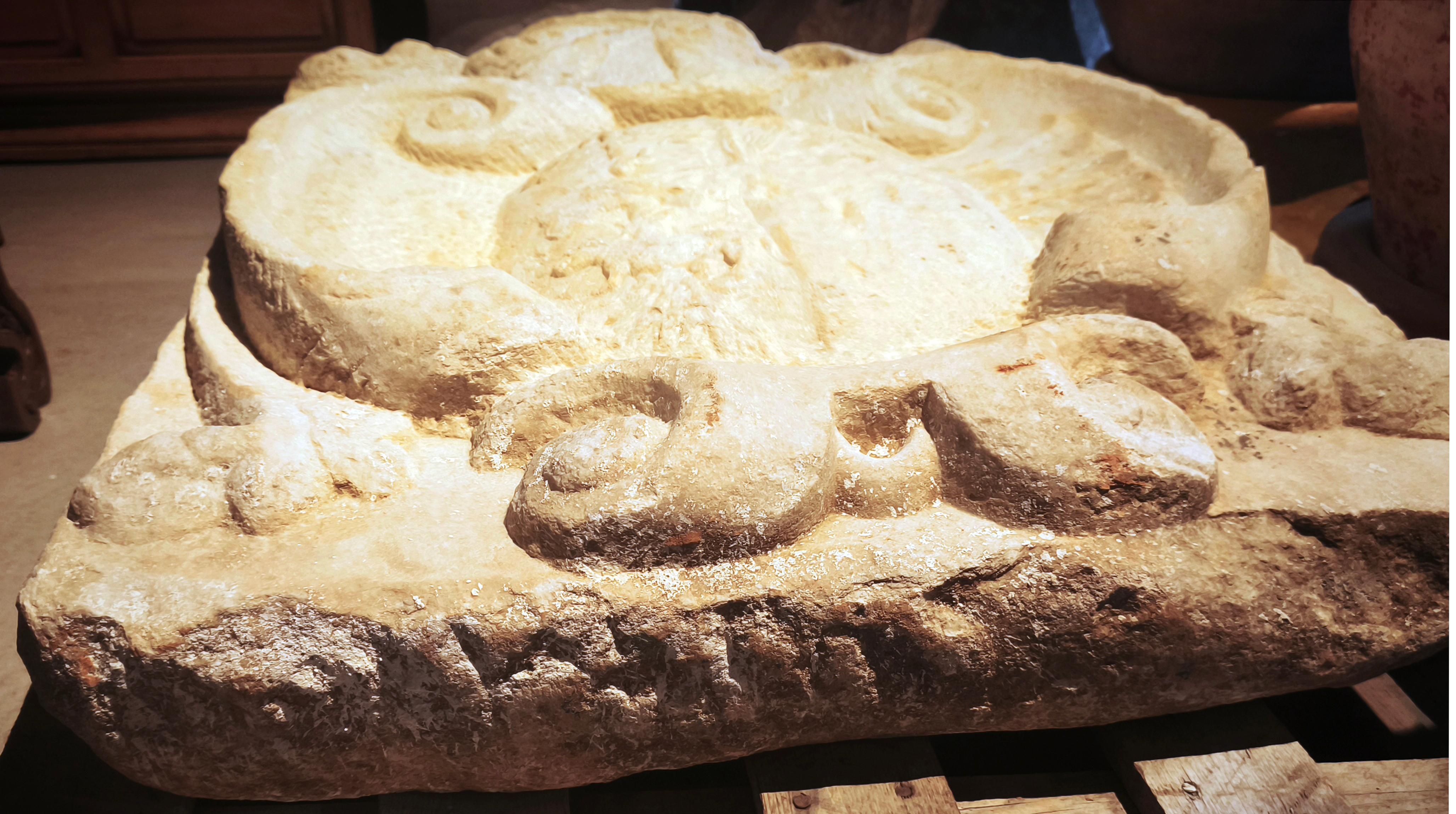 18th Heraldic Shield in Carved Limestone For Sale 1