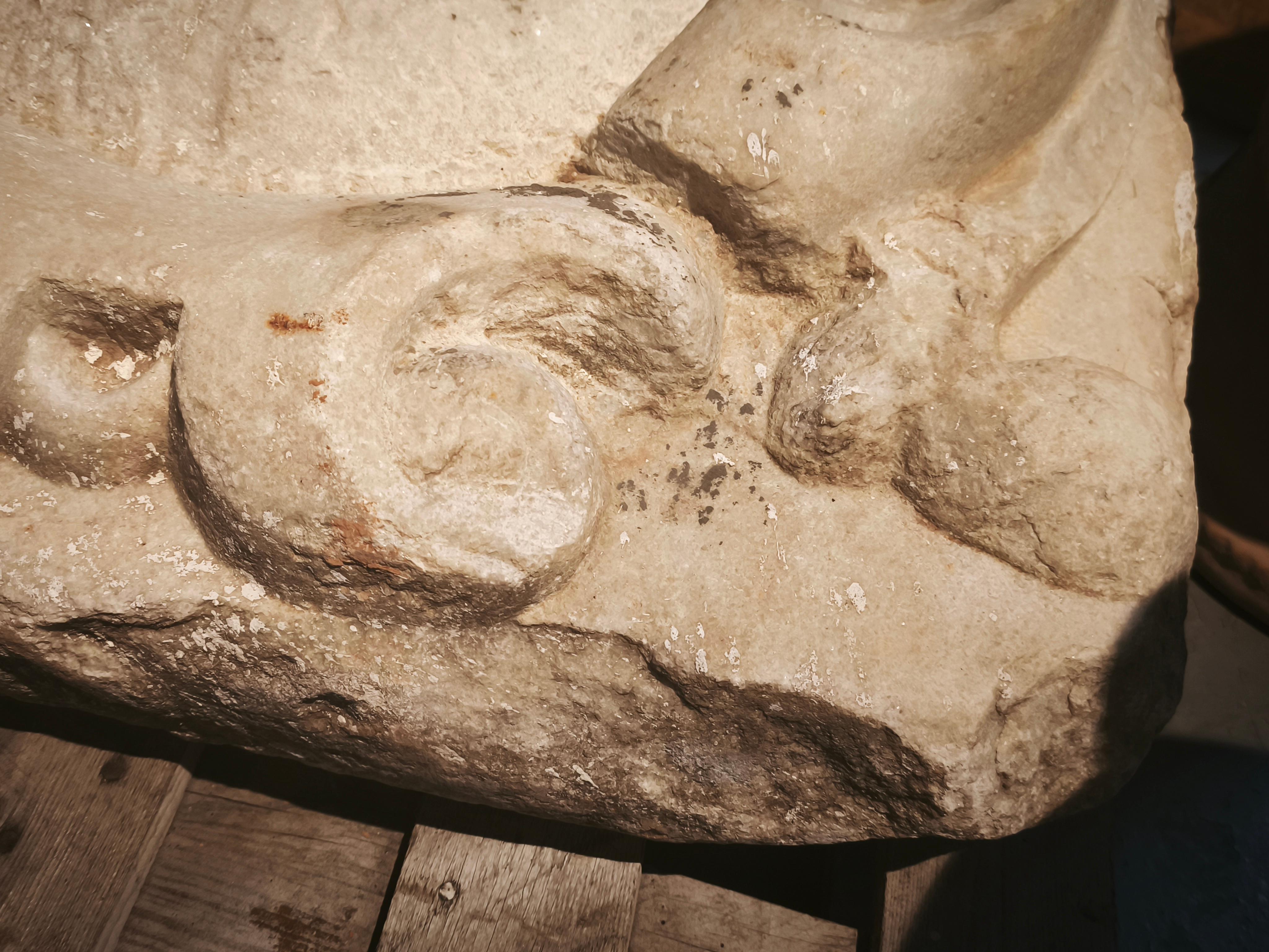 18th Heraldic Shield in Carved Limestone For Sale 2