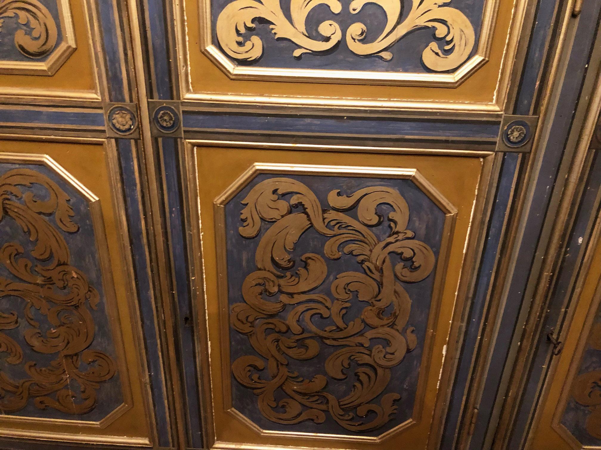 18. italienischer Kleiderschrank aus massiver Erle mit zwei Türen, Innenfarbe in Originalpatina. 
Das Äußere ist handbemalt und mit zeitgenössischen Verzierungen versehen. 
Dies ist die ursprüngliche Malerei, so hat es deutliche Anzeichen von Alter,