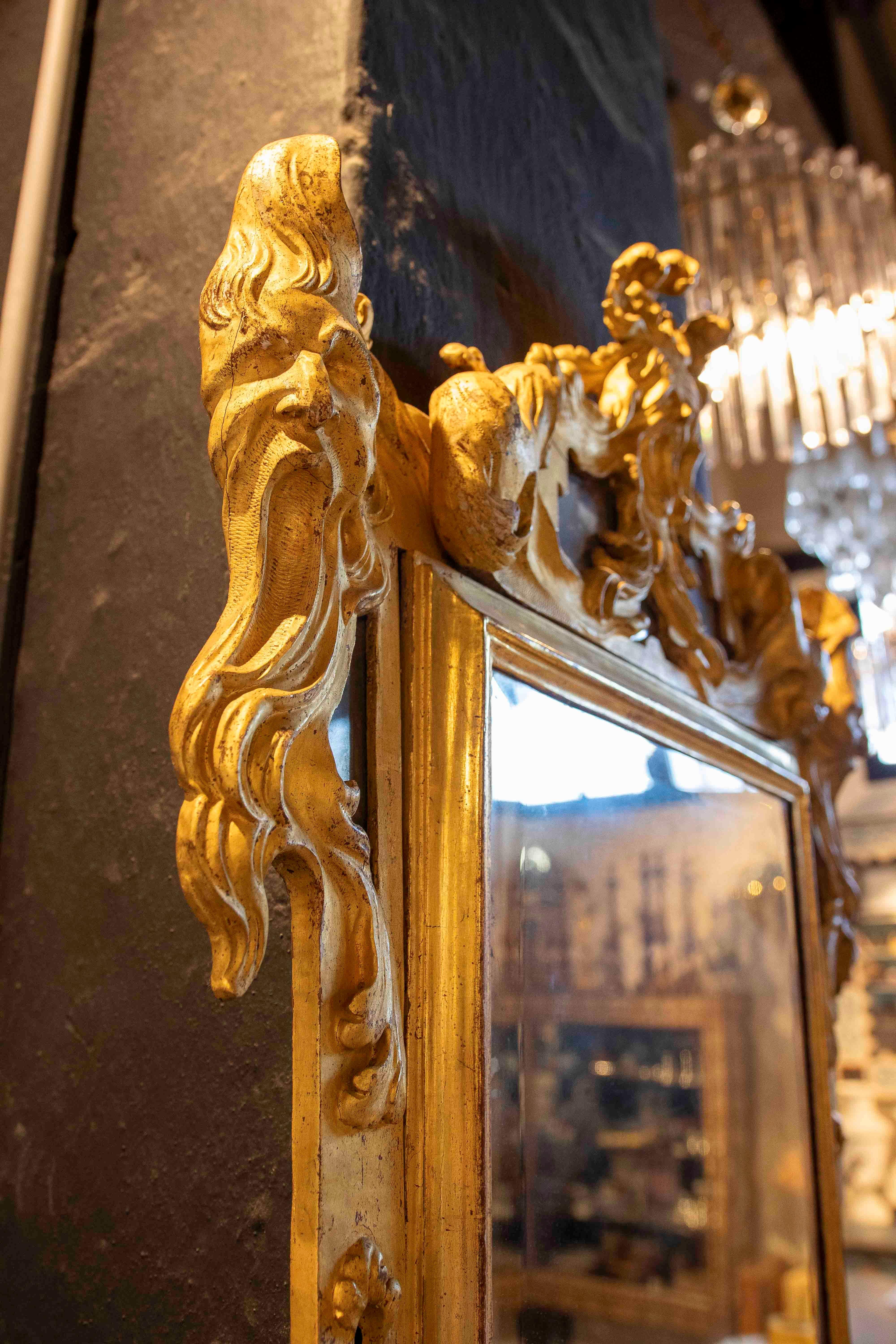 18th Italian Rococo Mirror in Carved and Gilded Wood with Rocaille Trim For Sale 4