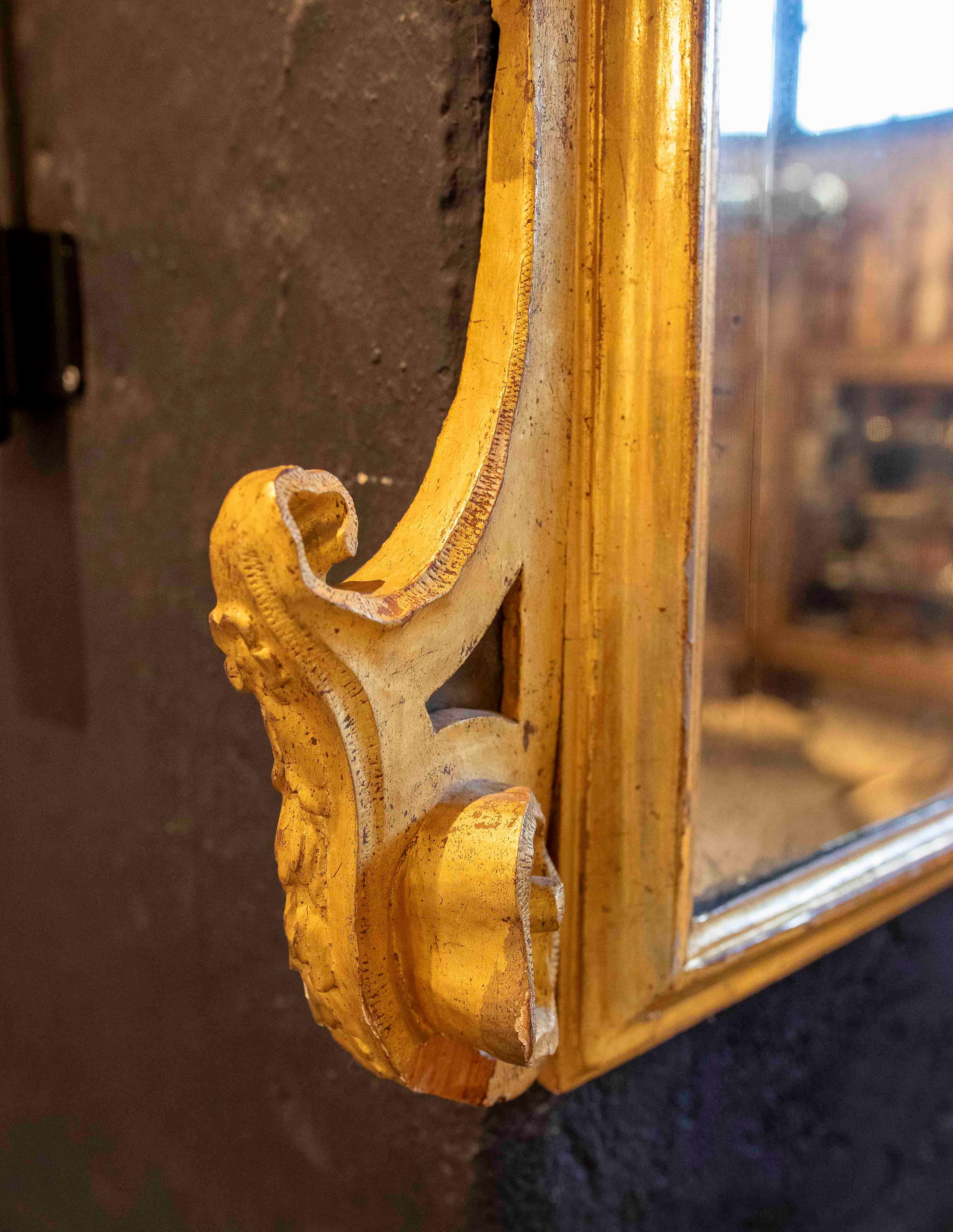 18th Italian Rococo Mirror in Carved and Gilded Wood with Rocaille Trim For Sale 5