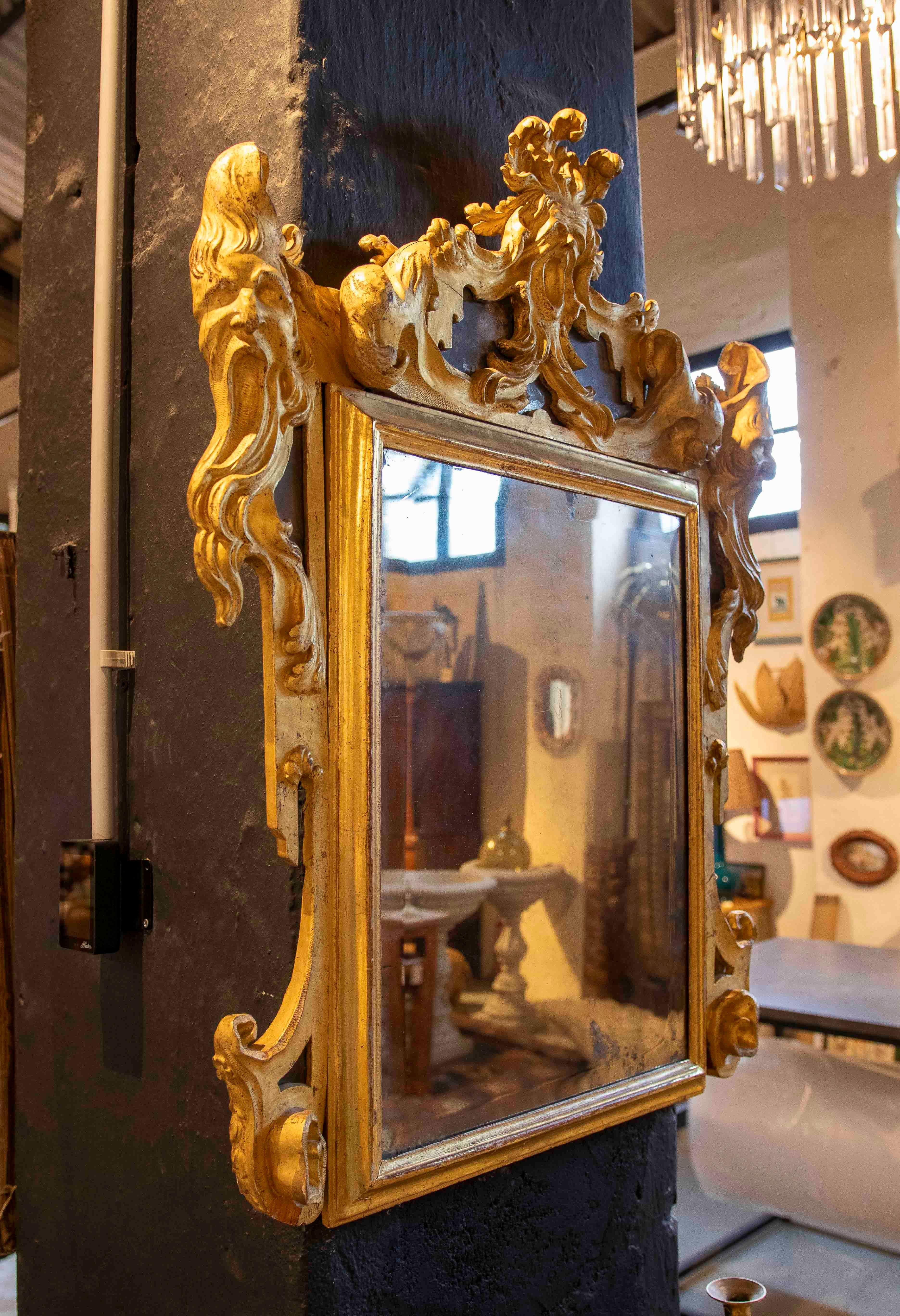 18th Italian Rococo Mirror in Carved and Gilded Wood with Rocaille Trim In Good Condition For Sale In Marbella, ES