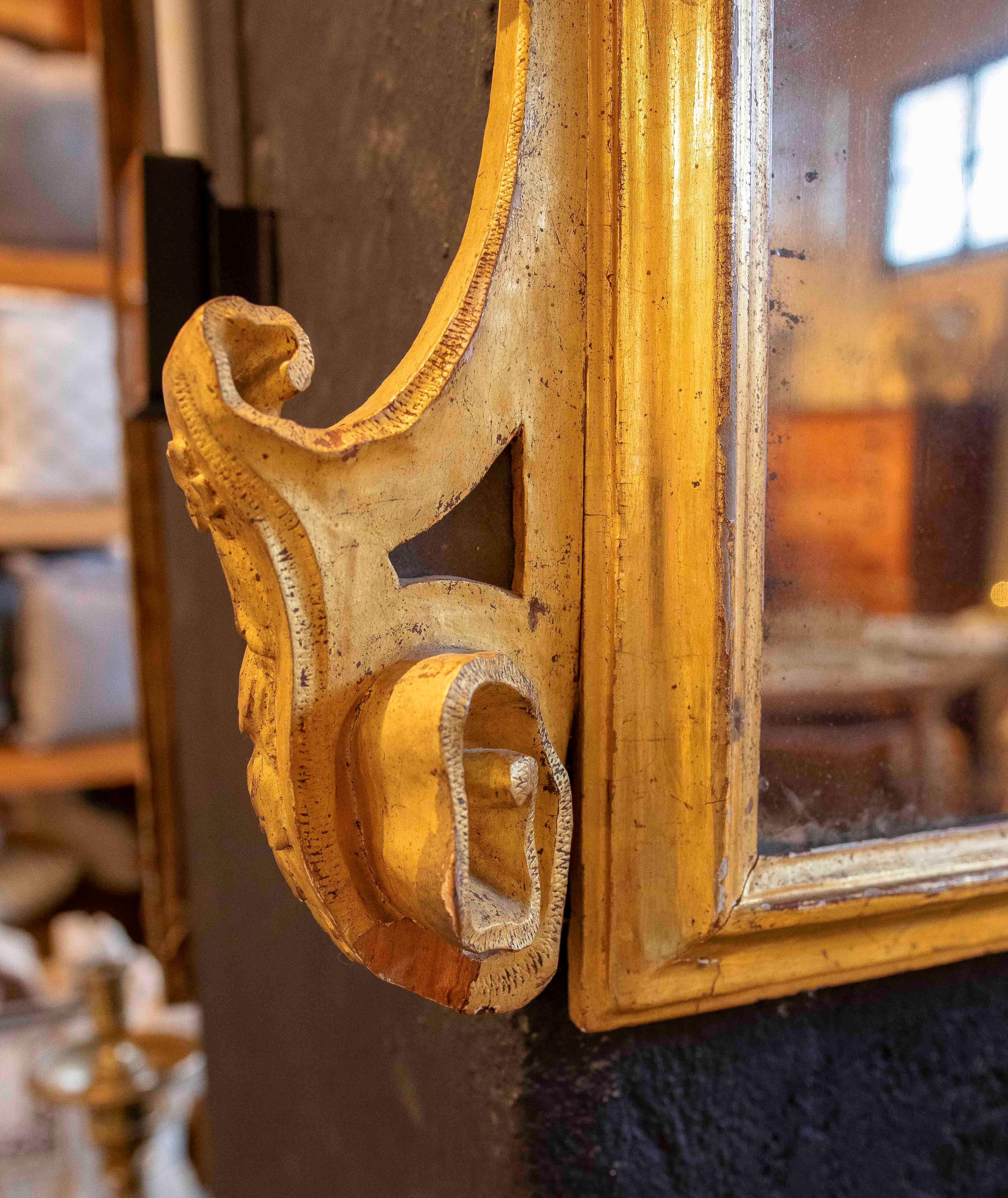 18th Century and Earlier 18th Italian Rococo Mirror in Carved and Gilded Wood with Rocaille Trim For Sale
