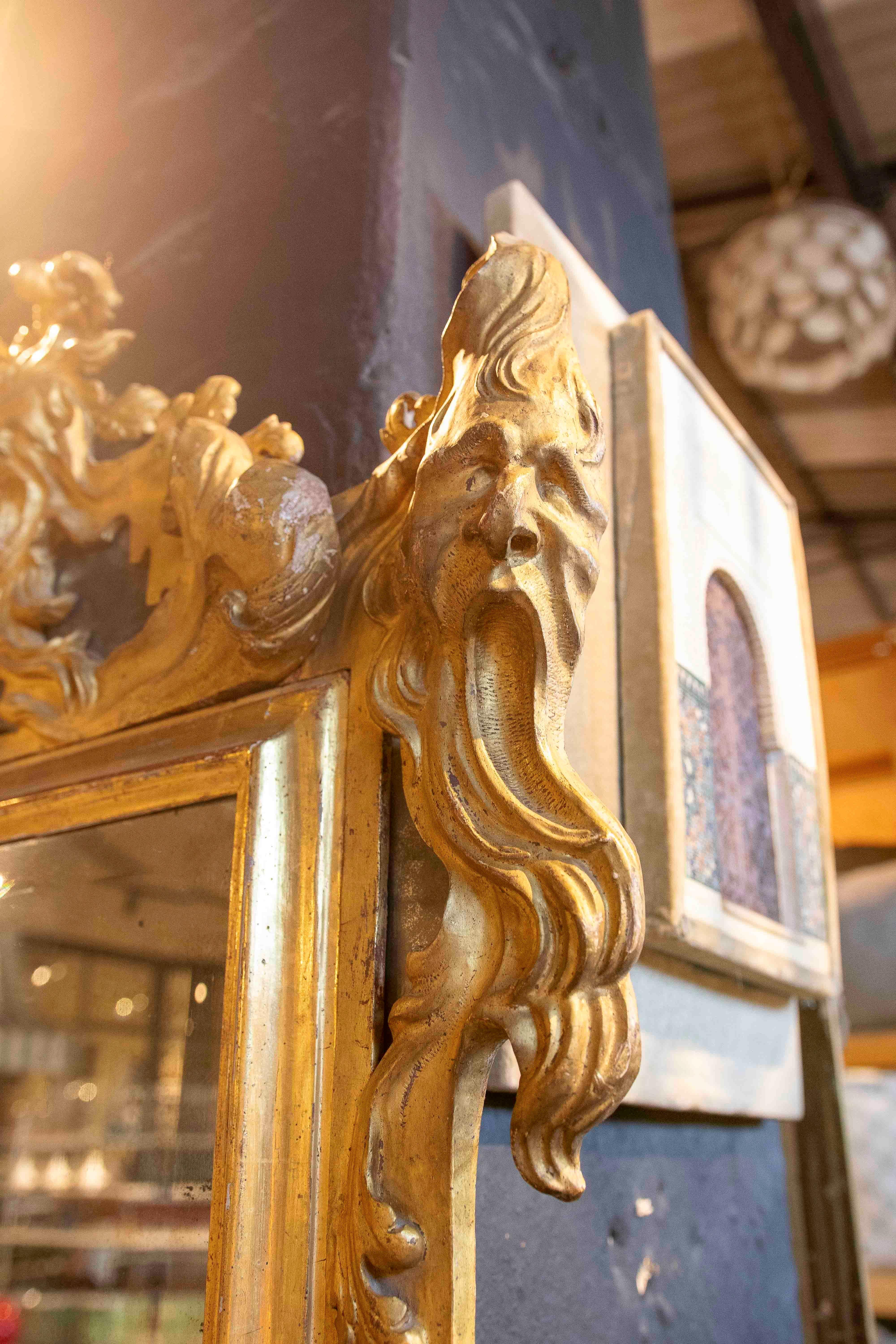 18th Italian Rococo Mirror in Carved and Gilded Wood with Rocaille Trim For Sale 2