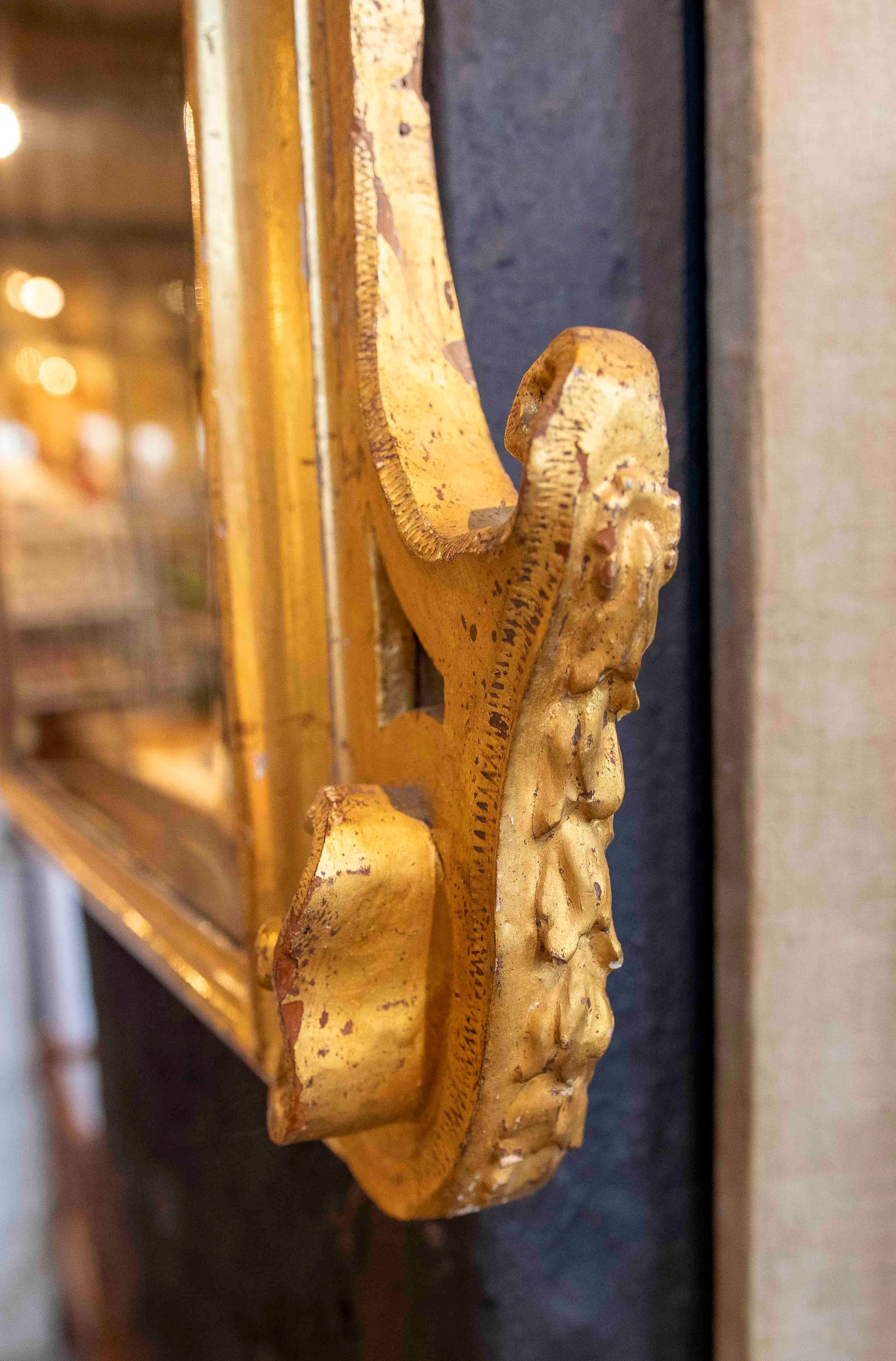 18th Italian Rococo Mirror in Carved and Gilded Wood with Rocaille Trim For Sale 3
