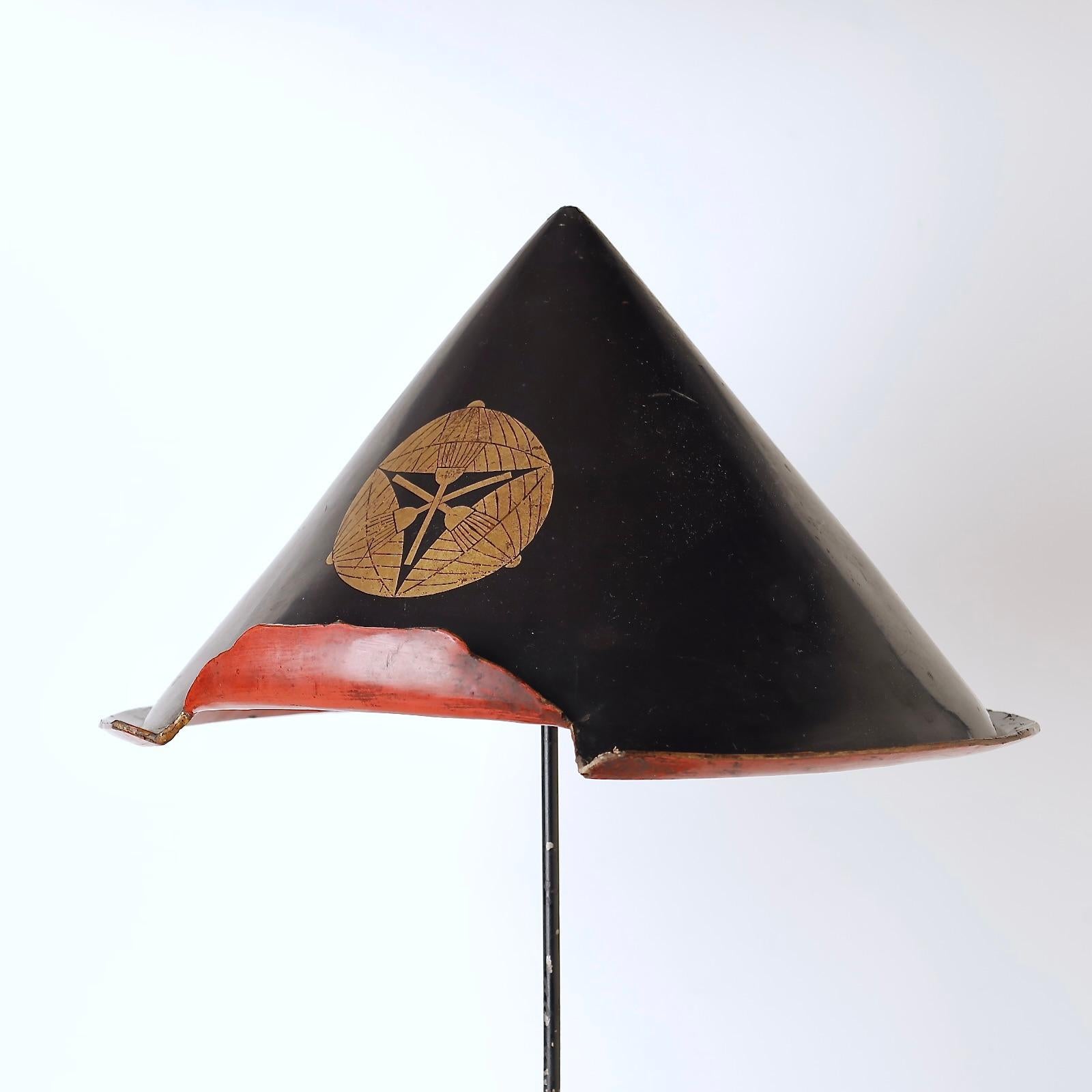18th Lacquered Samurai Jingasa Hat with Misima Clan Crest For Sale 1