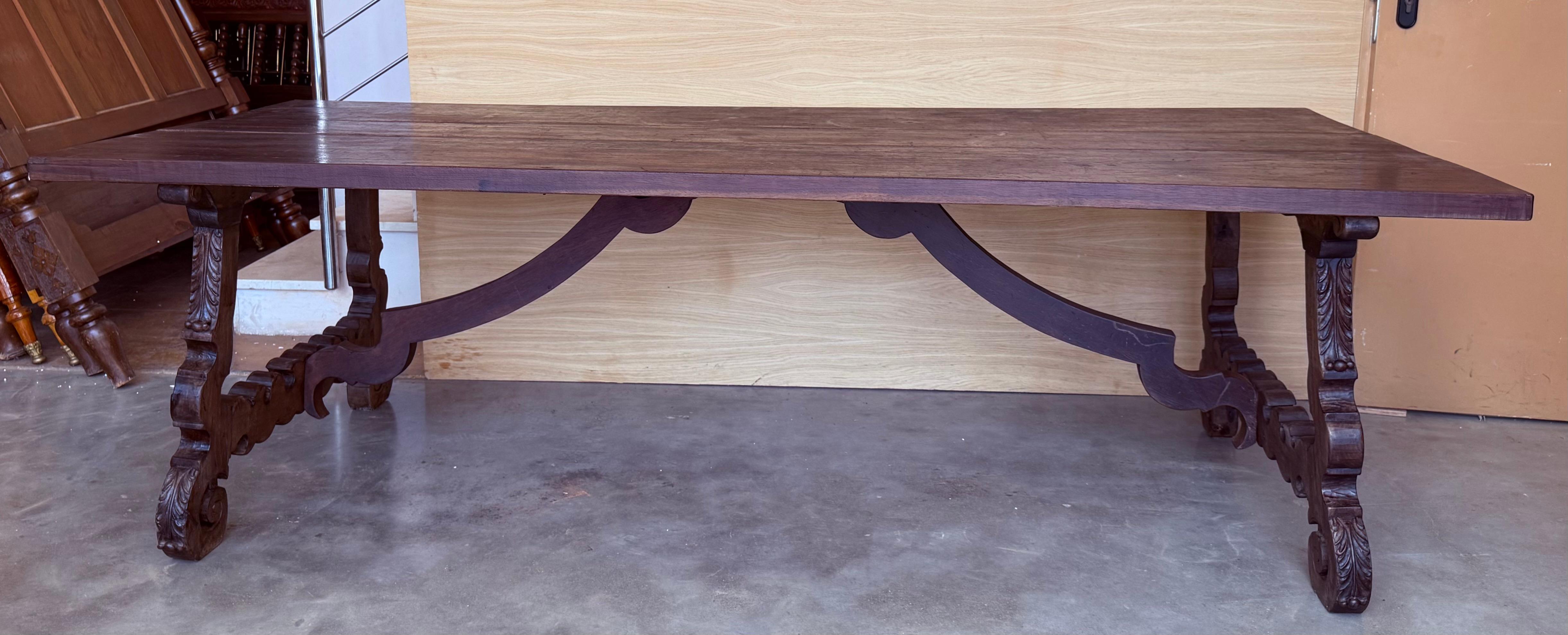 Table de réfectoire espagnole du 19ème siècle avec pieds solomoniques et traverse en fer
Condition originale parfaite.
Table supérieure en parfait état.
Pièce très lourde

Entre les jambes 81.10 in