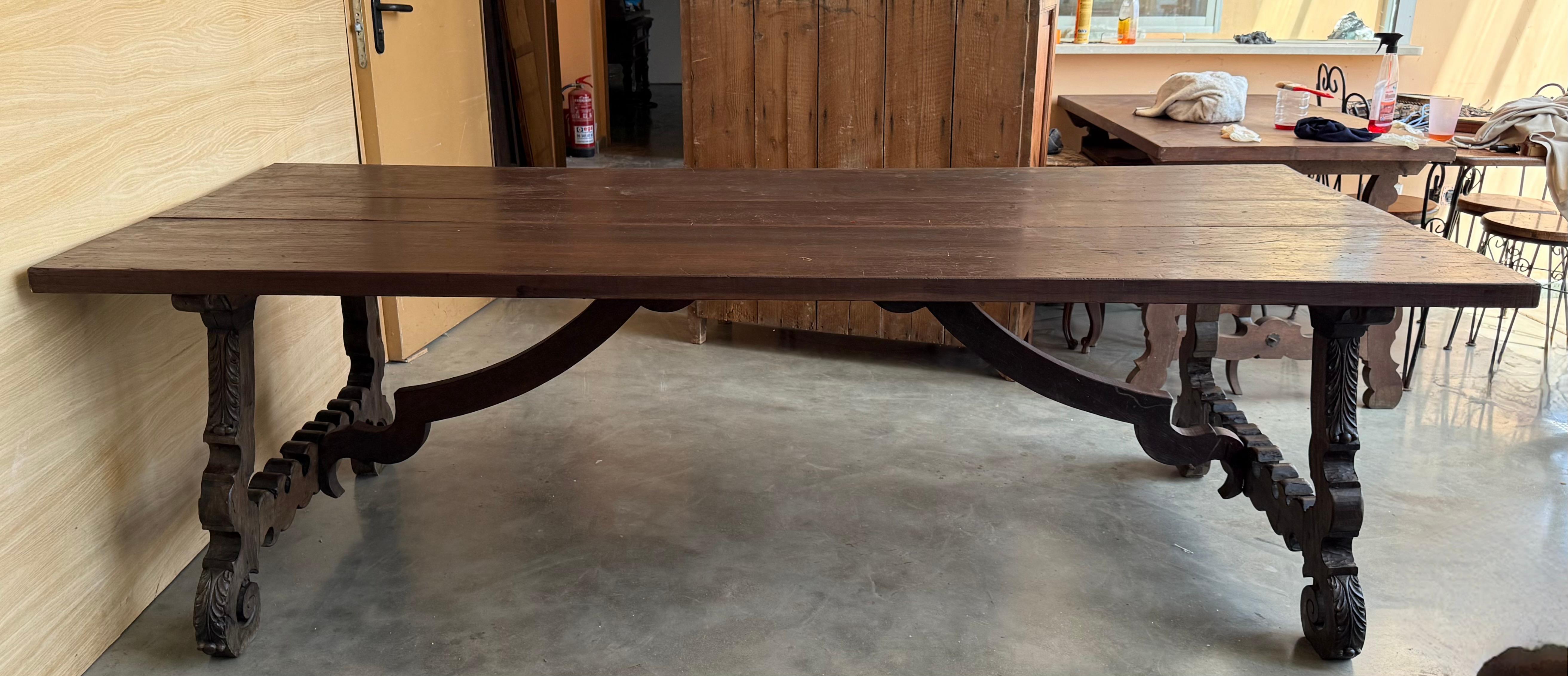 Renaissance Grande table de salle à manger ou de bureau espagnole du 18e siècle avec pieds sculptés et traverse en fer en vente