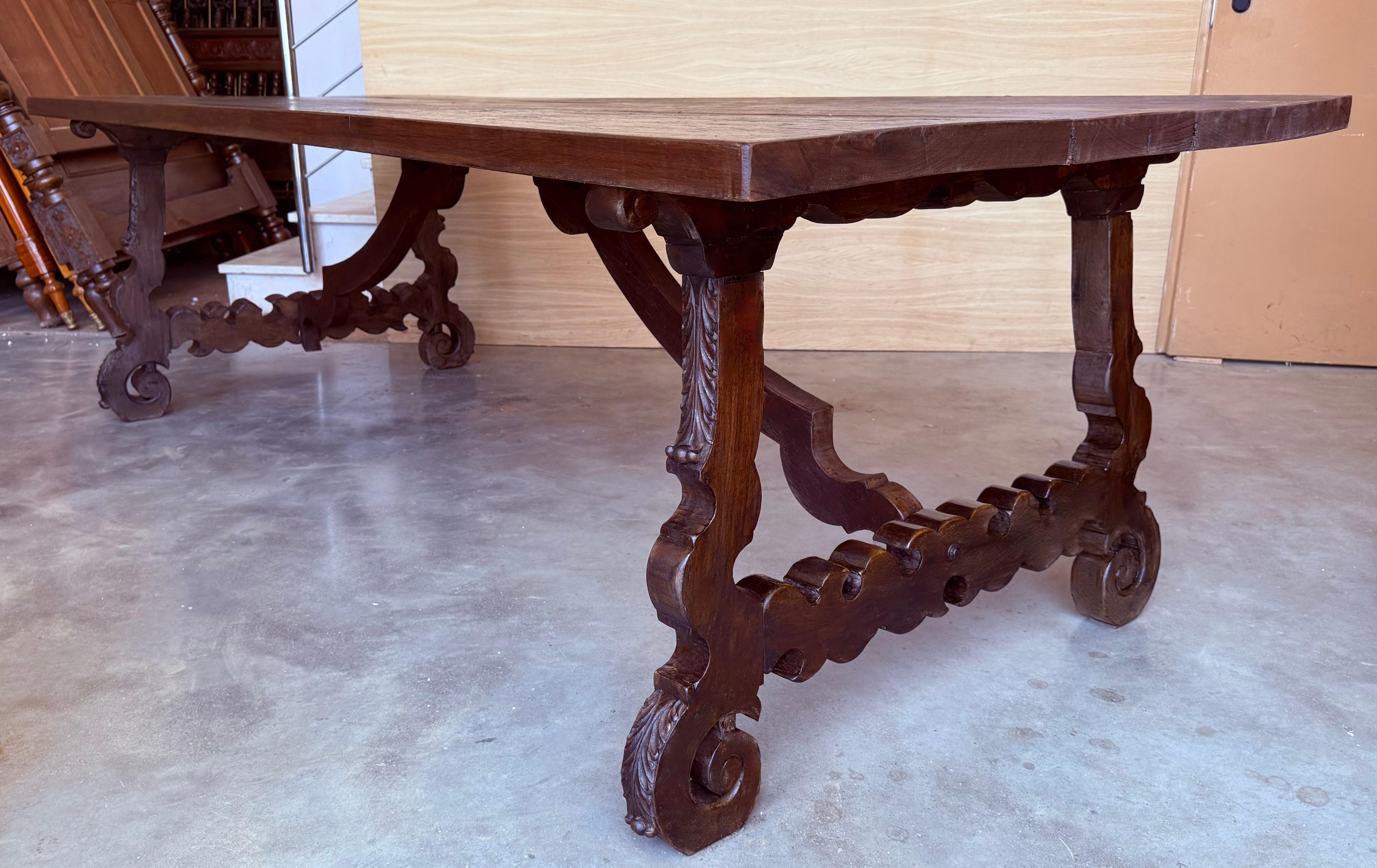 Espagnol Grande table de salle à manger ou de bureau espagnole du 18e siècle avec pieds sculptés et traverse en fer en vente