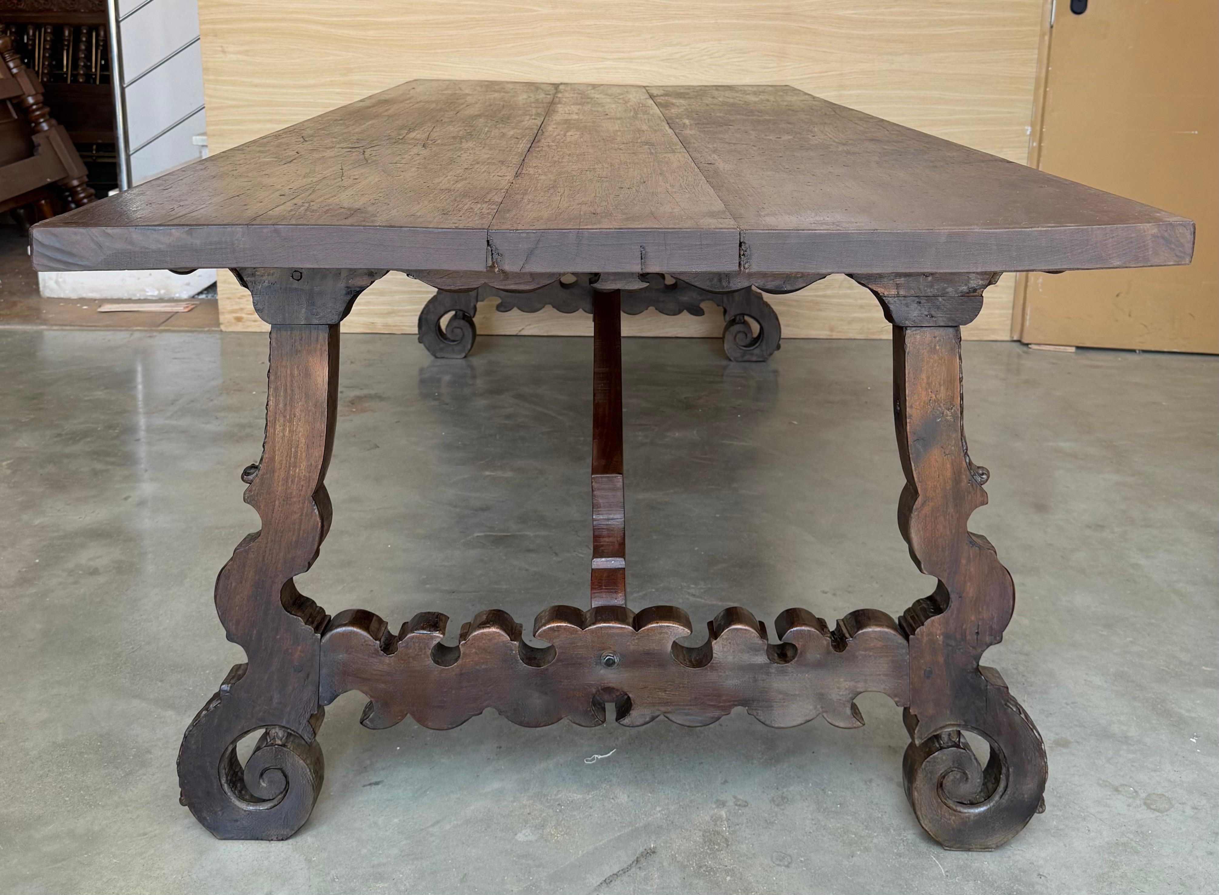 Grande table de salle à manger ou de bureau espagnole du 18e siècle avec pieds sculptés et traverse en fer Bon état - En vente à Miami, FL