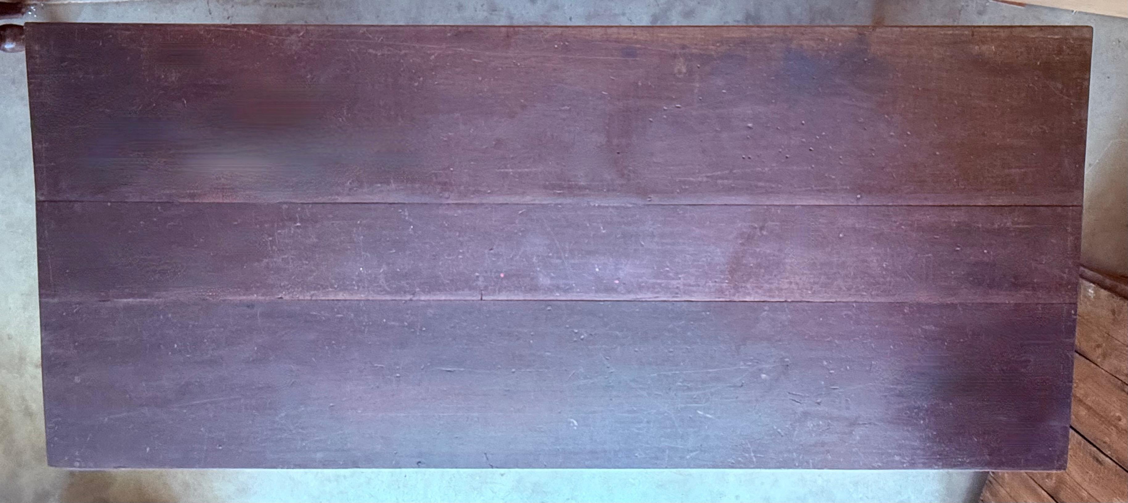 Fin du XVIIIe siècle Grande table de salle à manger ou de bureau espagnole du 18e siècle avec pieds sculptés et traverse en fer en vente
