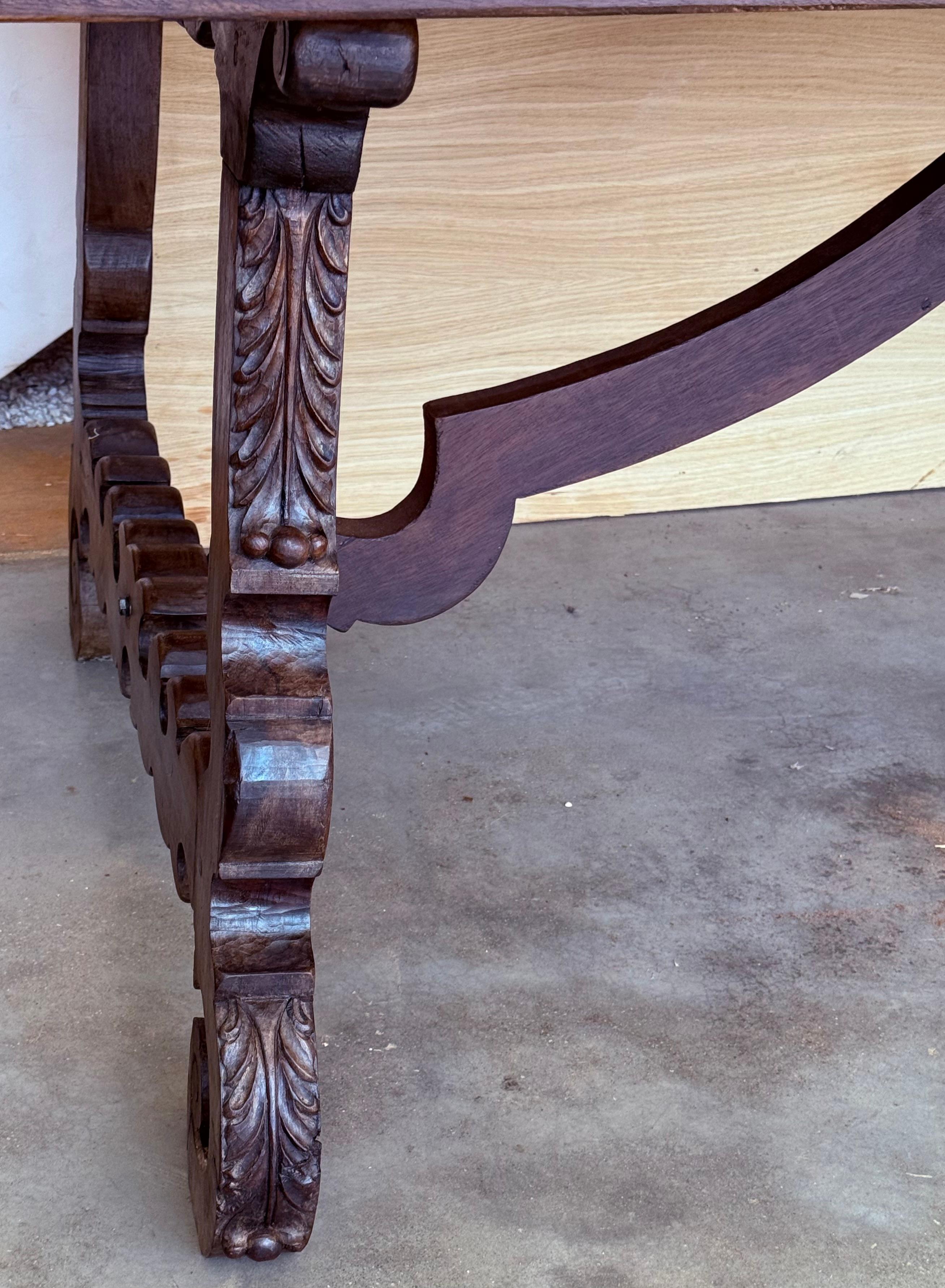 Fer Grande table de salle à manger ou de bureau espagnole du 18e siècle avec pieds sculptés et traverse en fer en vente