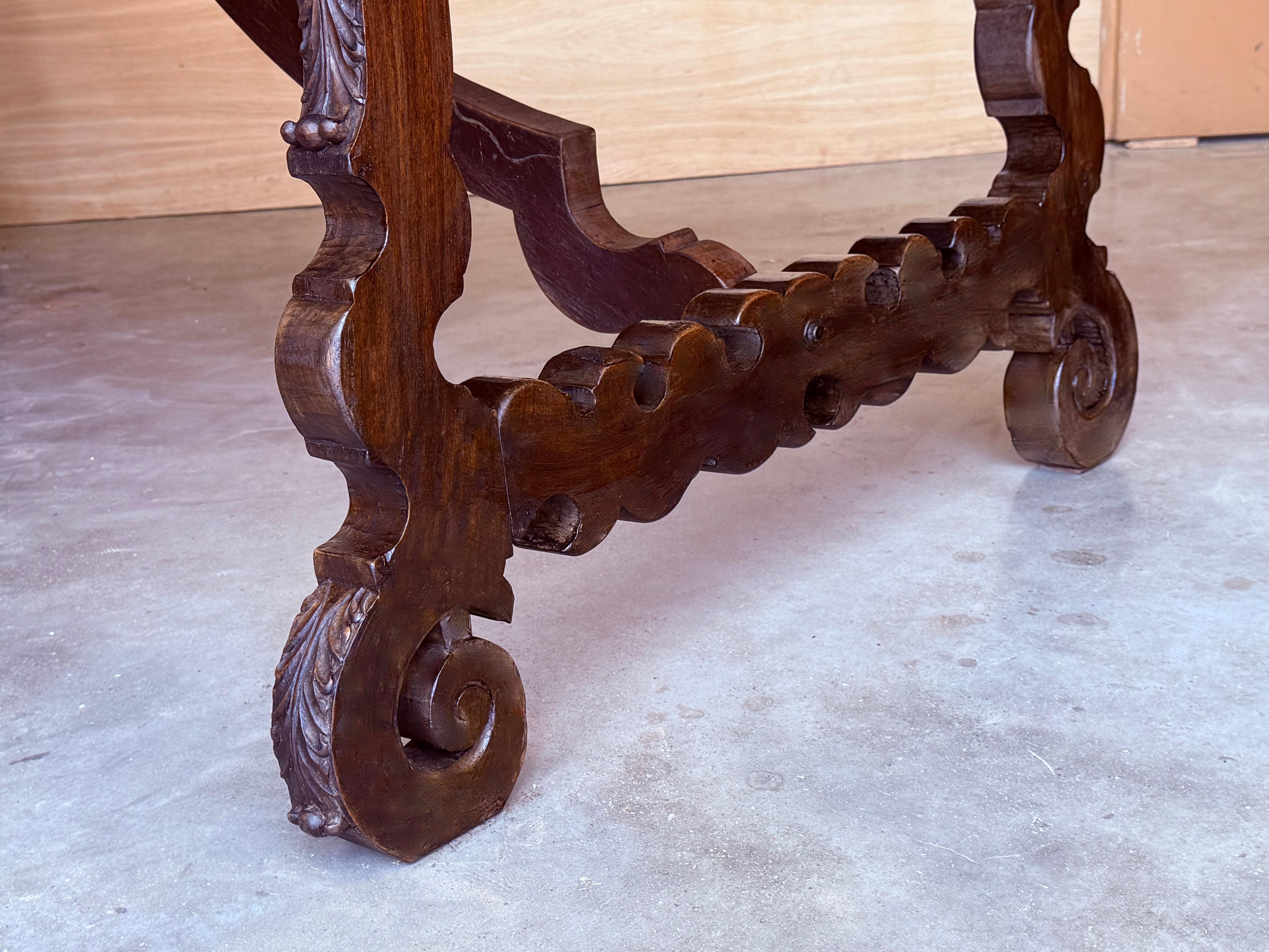 Grande table de salle à manger ou de bureau espagnole du 18e siècle avec pieds sculptés et traverse en fer en vente 1